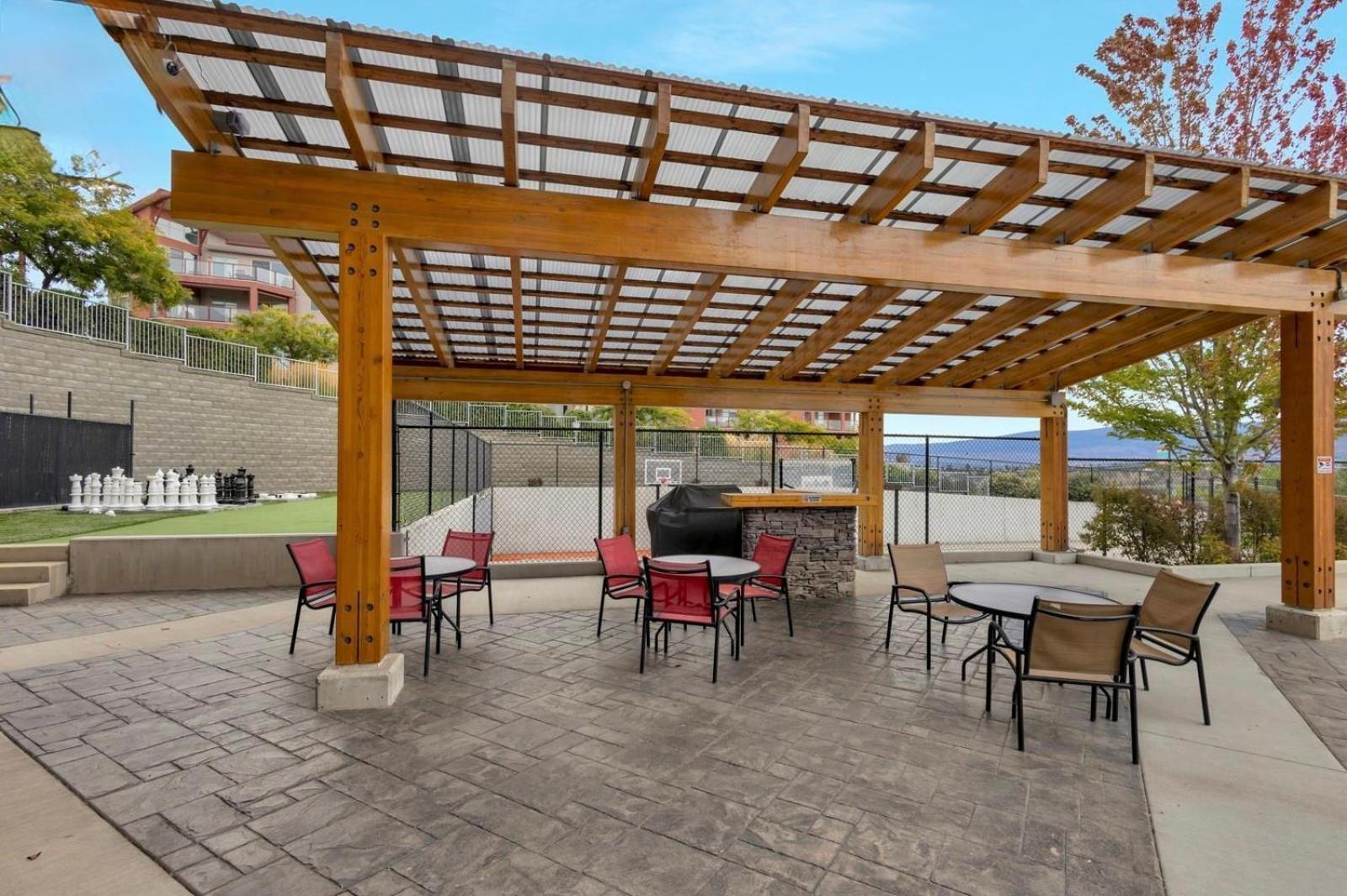 Luxury Lake View Condo in West Kelowna, 5 Star Resort with Pool, Hot Tub and Gym