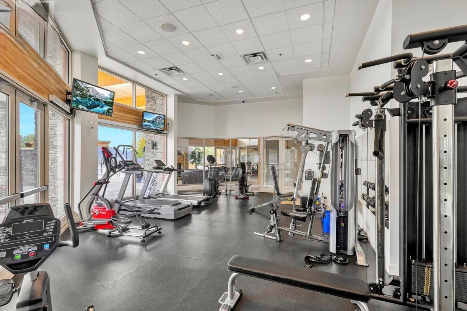 Luxury Lake View Condo in West Kelowna, 5 Star Resort with Pool, Hot Tub and Gym