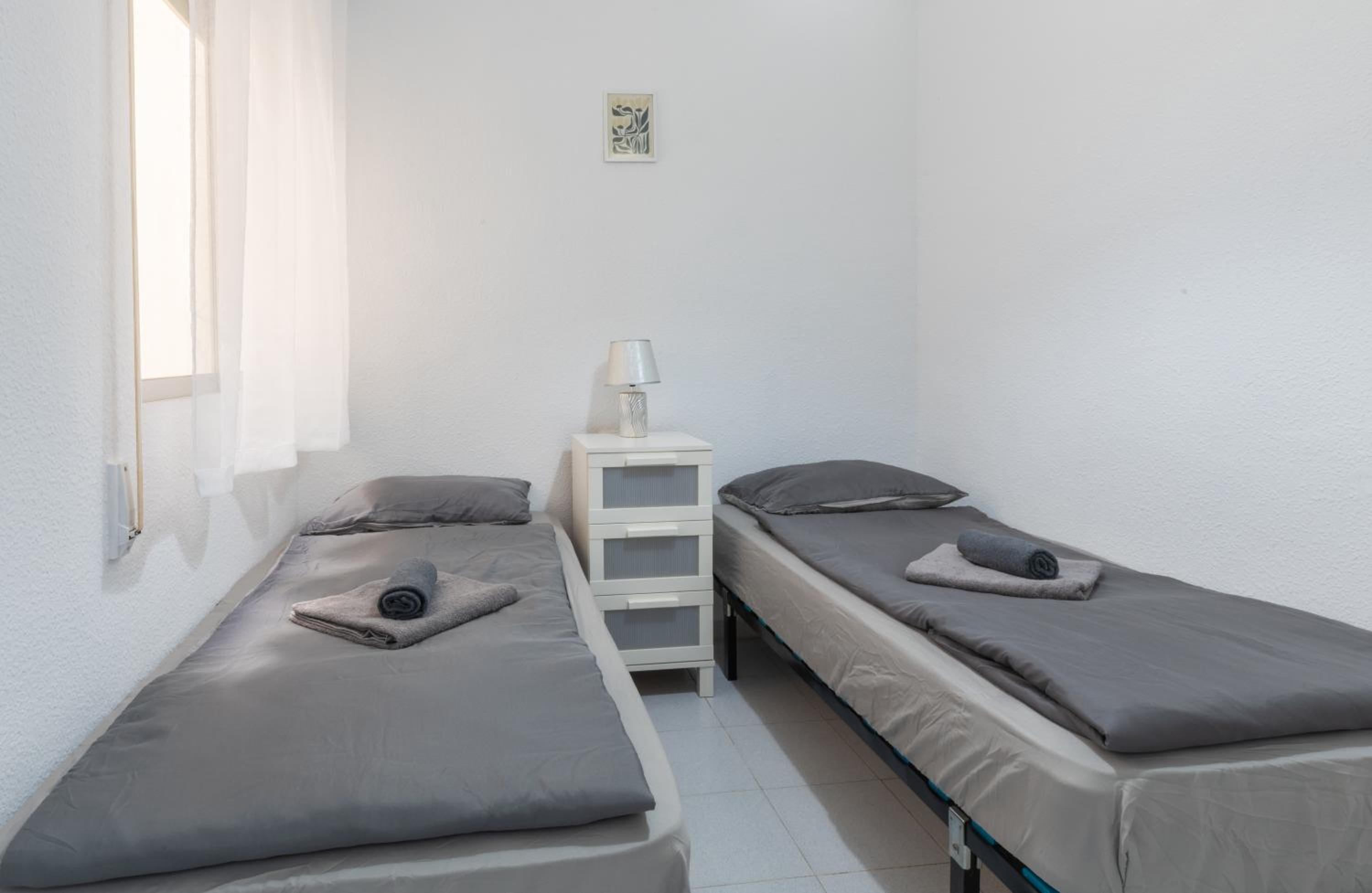 2-bedroom apartment - close to beaches and center