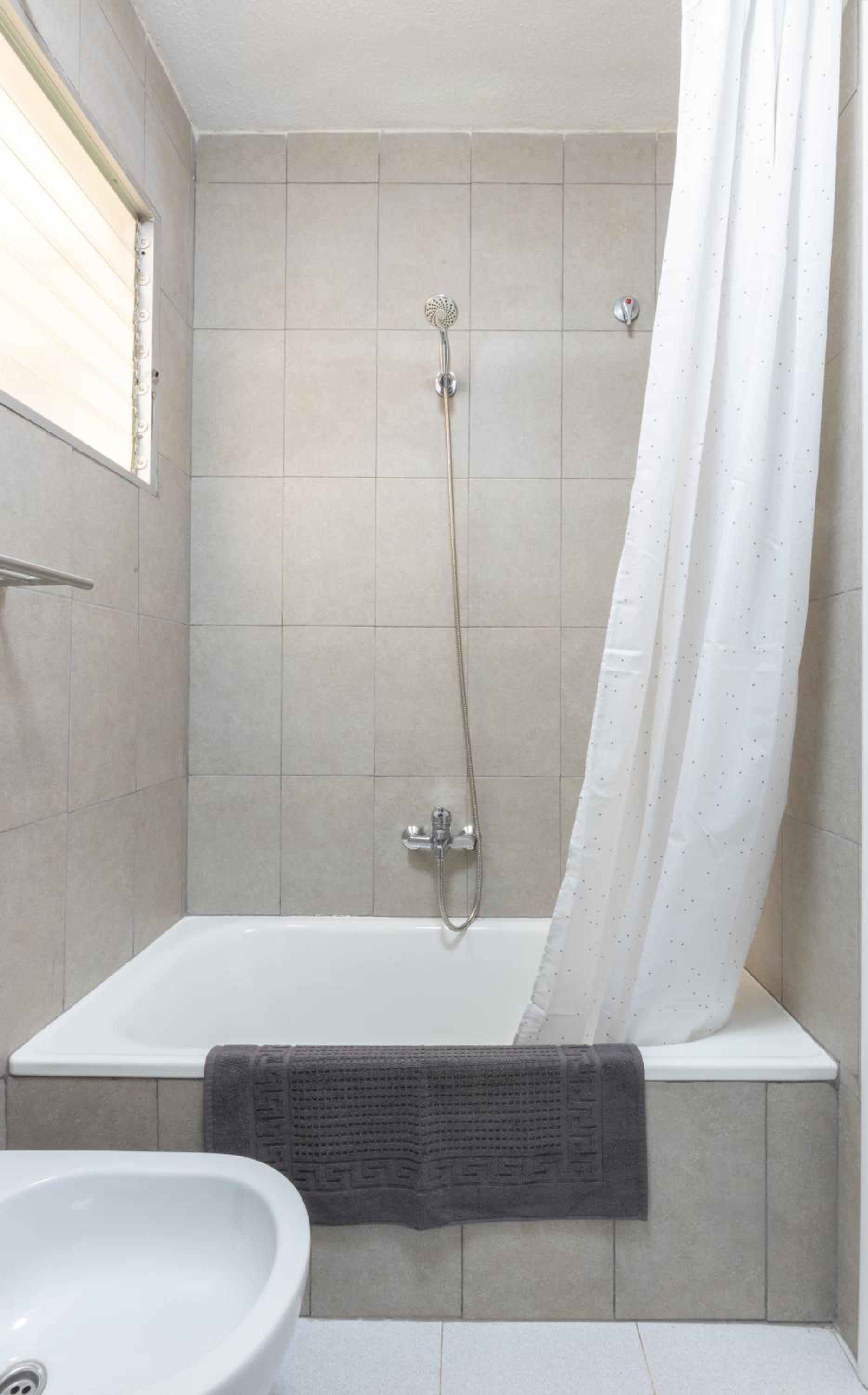 2-bedroom apartment - close to beaches and center