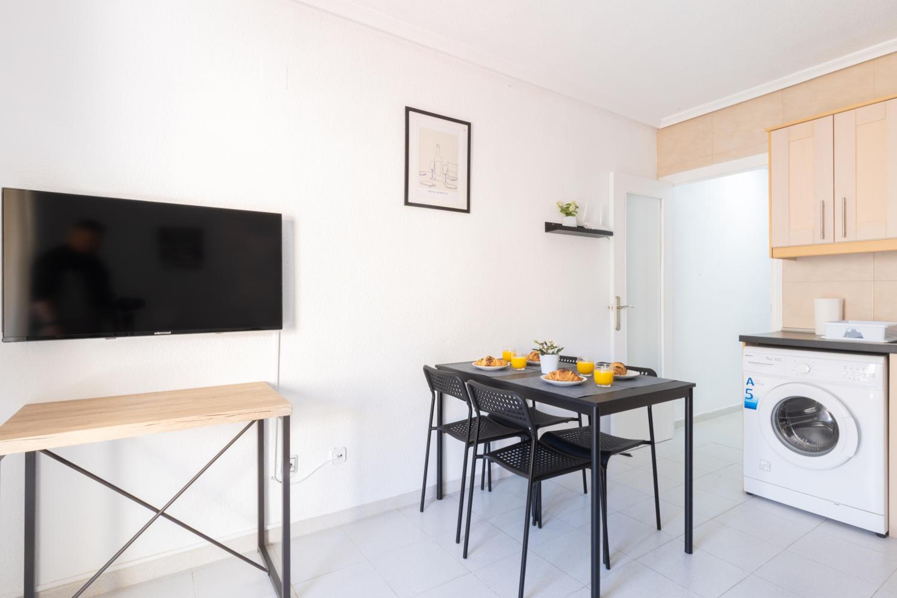 2-bedroom apartment - close to beaches and center