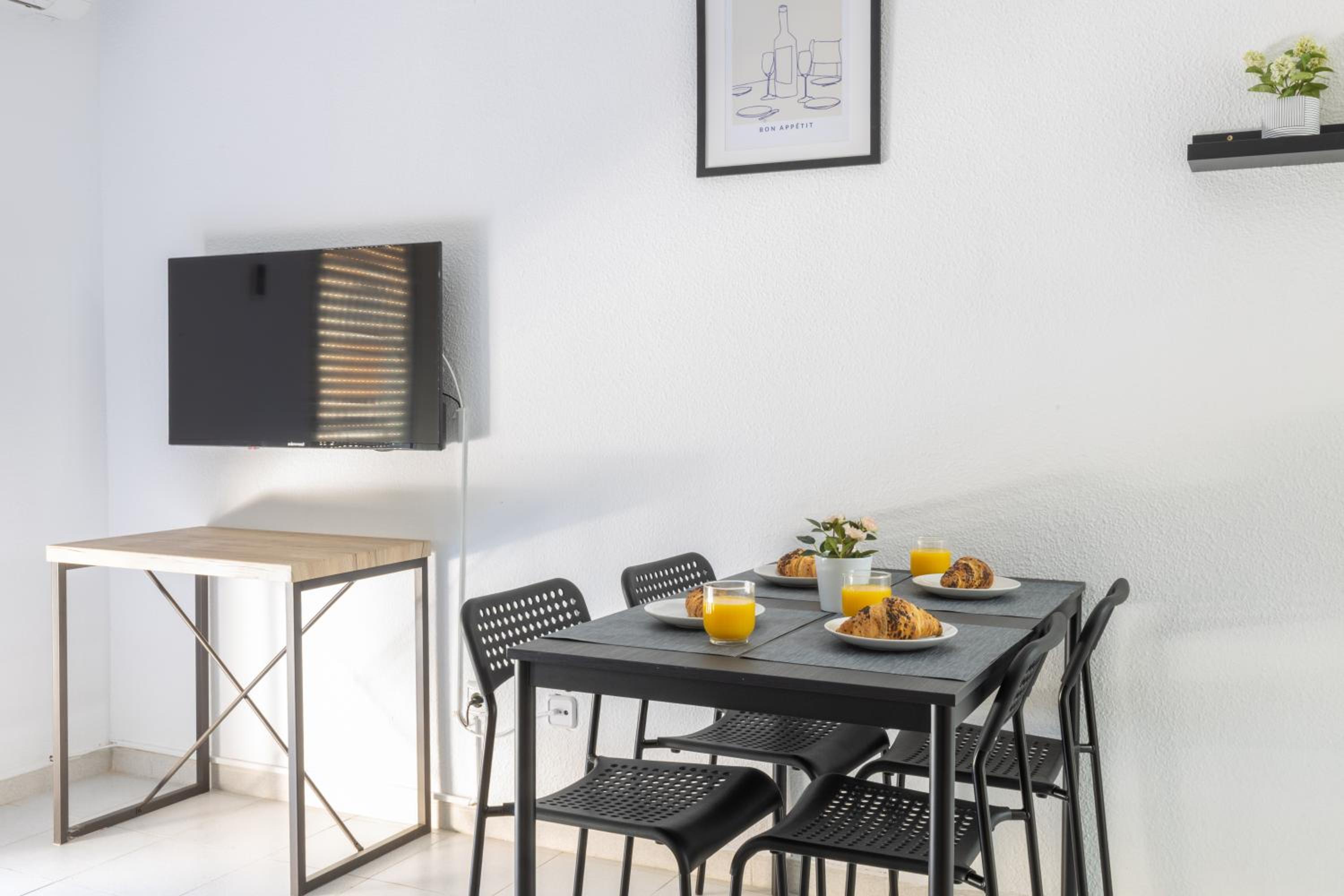 2-bedroom apartment - close to beaches and center
