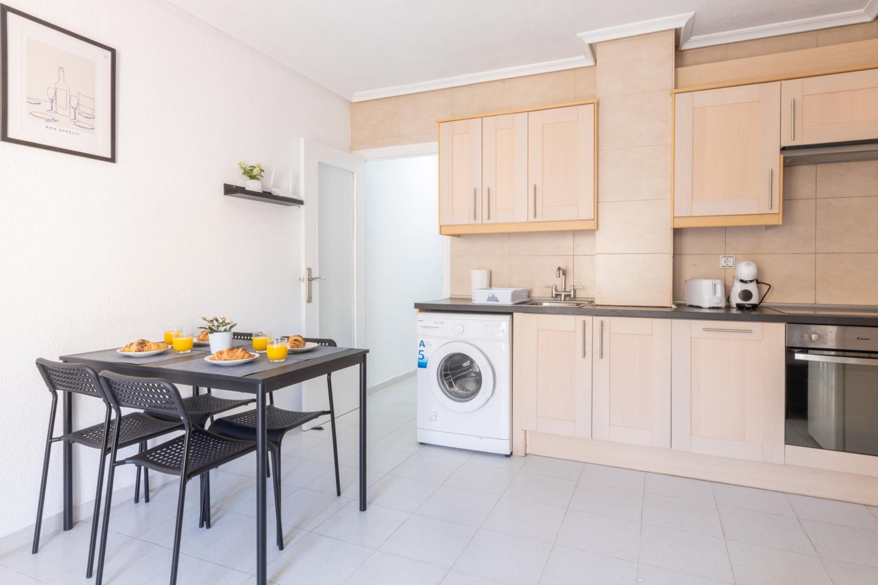 2-bedroom apartment - close to beaches and center
