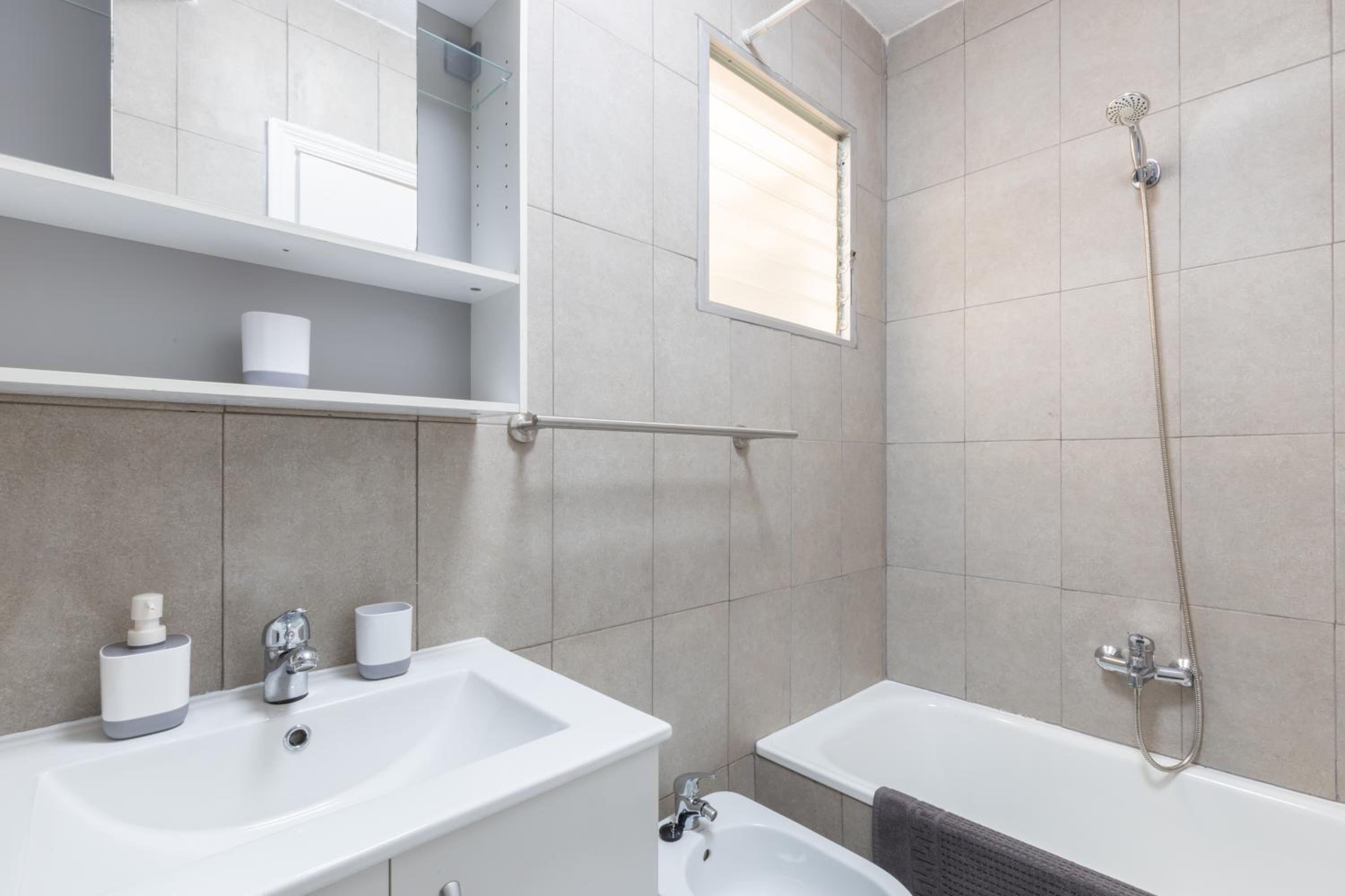 2-bedroom apartment - close to beaches and center