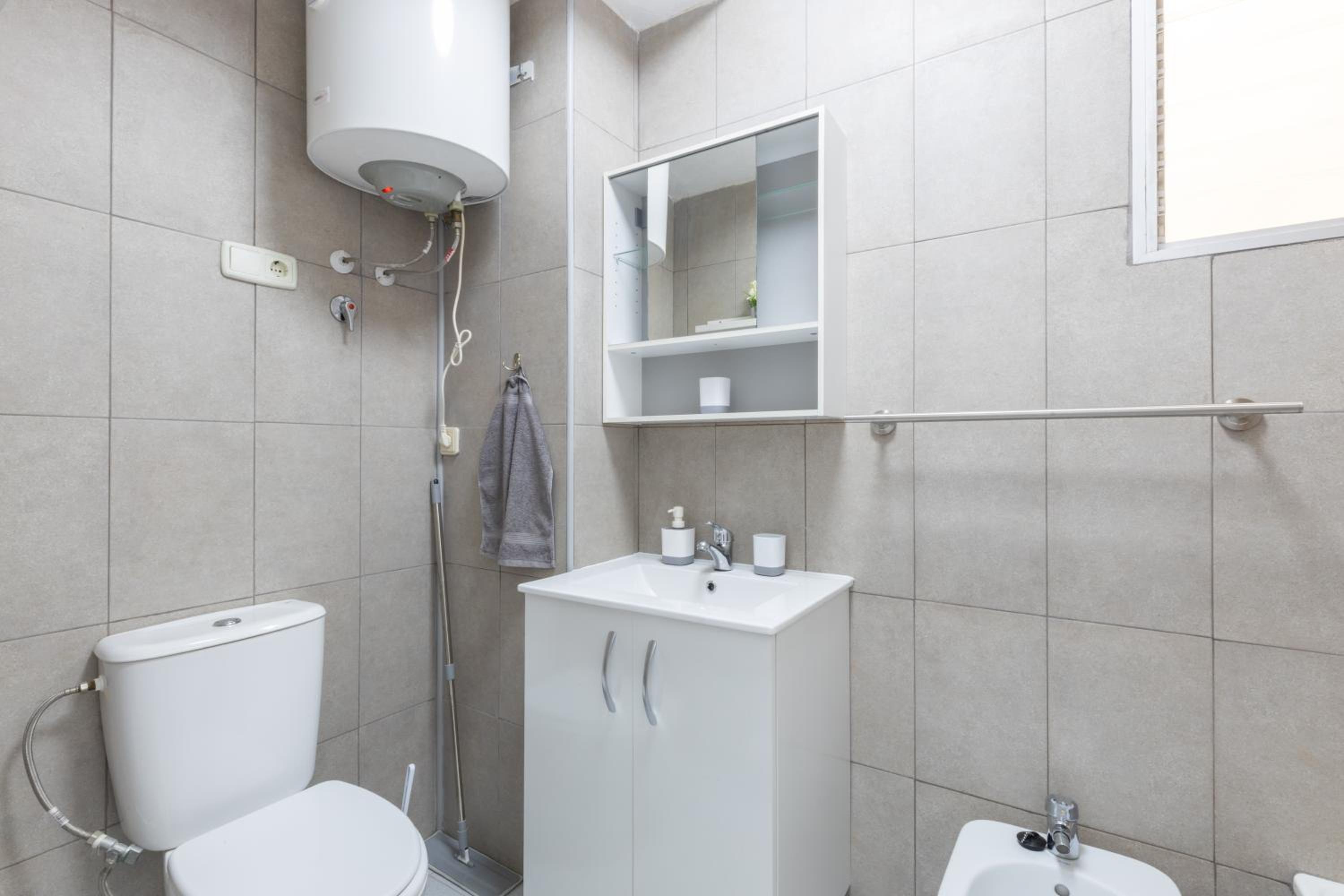 2-bedroom apartment - close to beaches and center