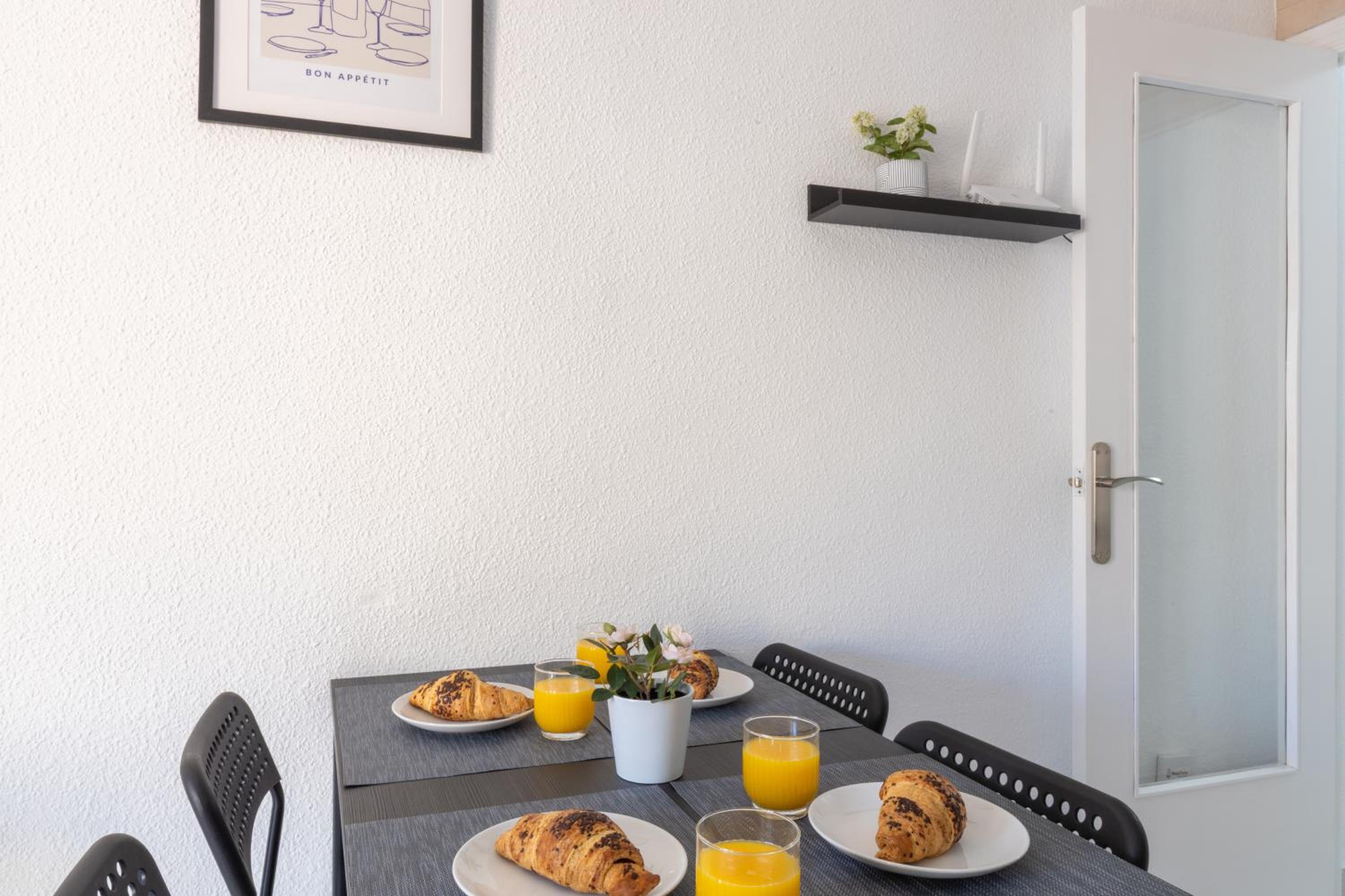 2-bedroom apartment - close to beaches and center