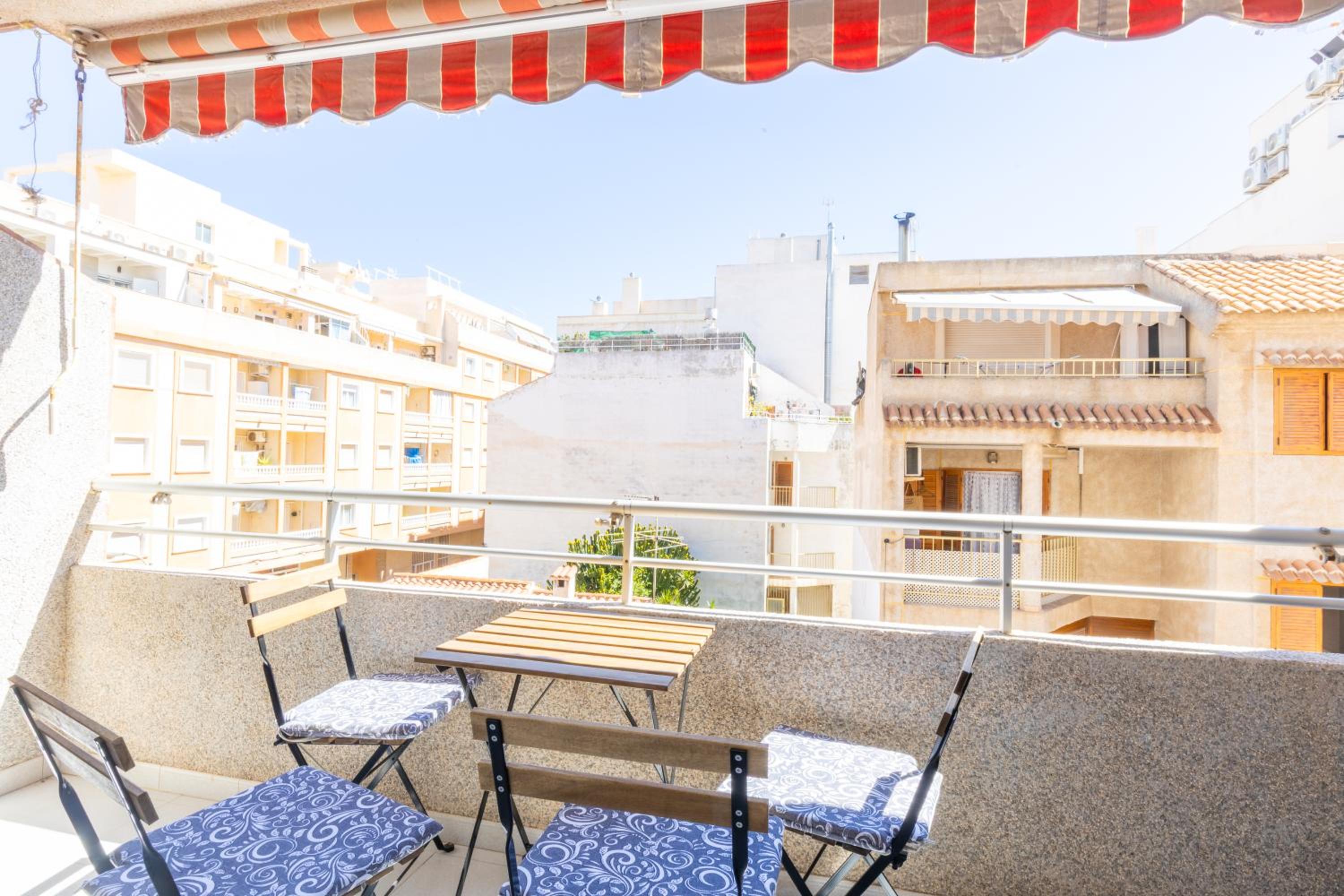 2-bedroom apartment - close to beaches and center