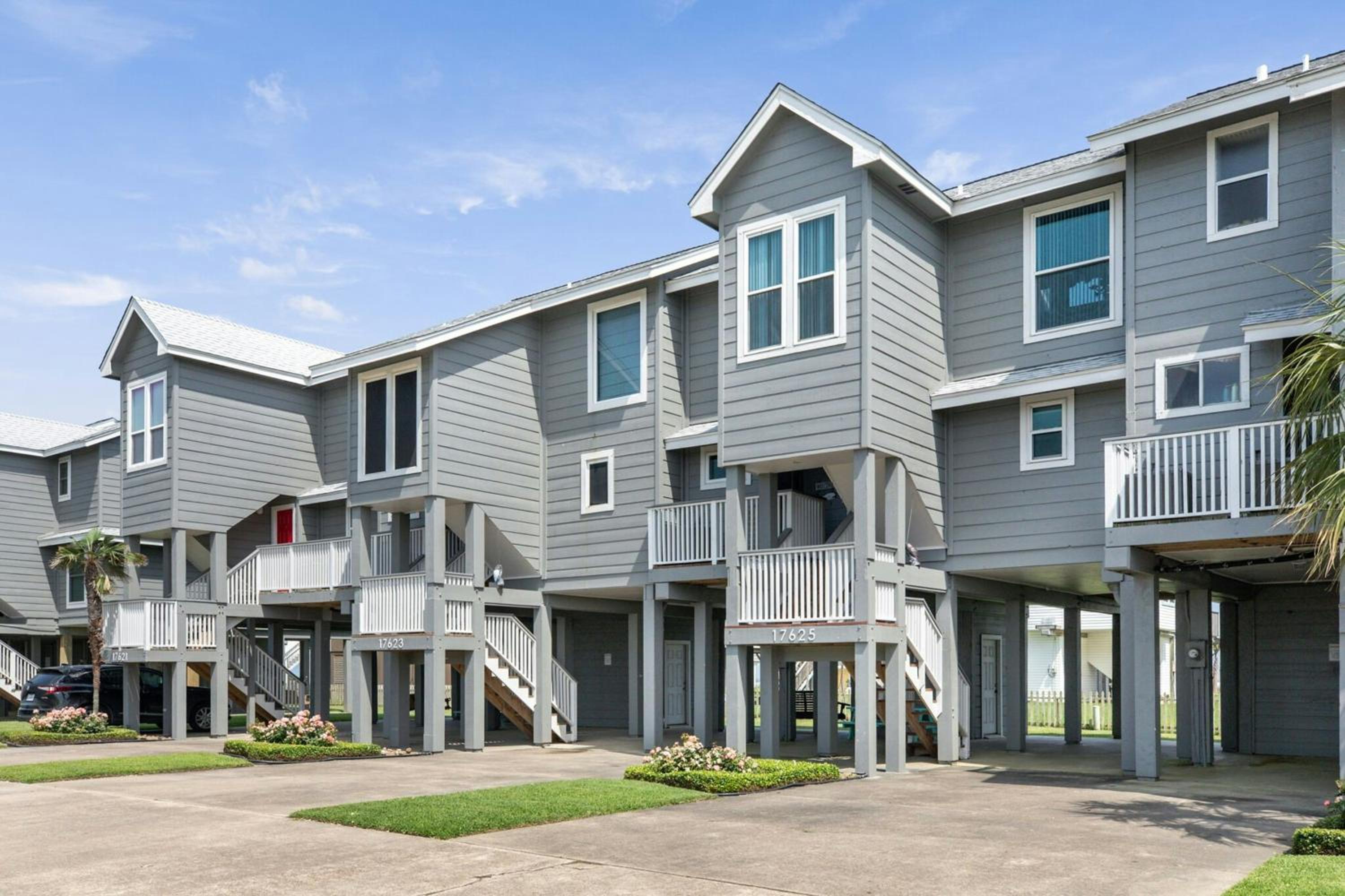 2BR Beach Townhouse with Balcony, Close to Beach