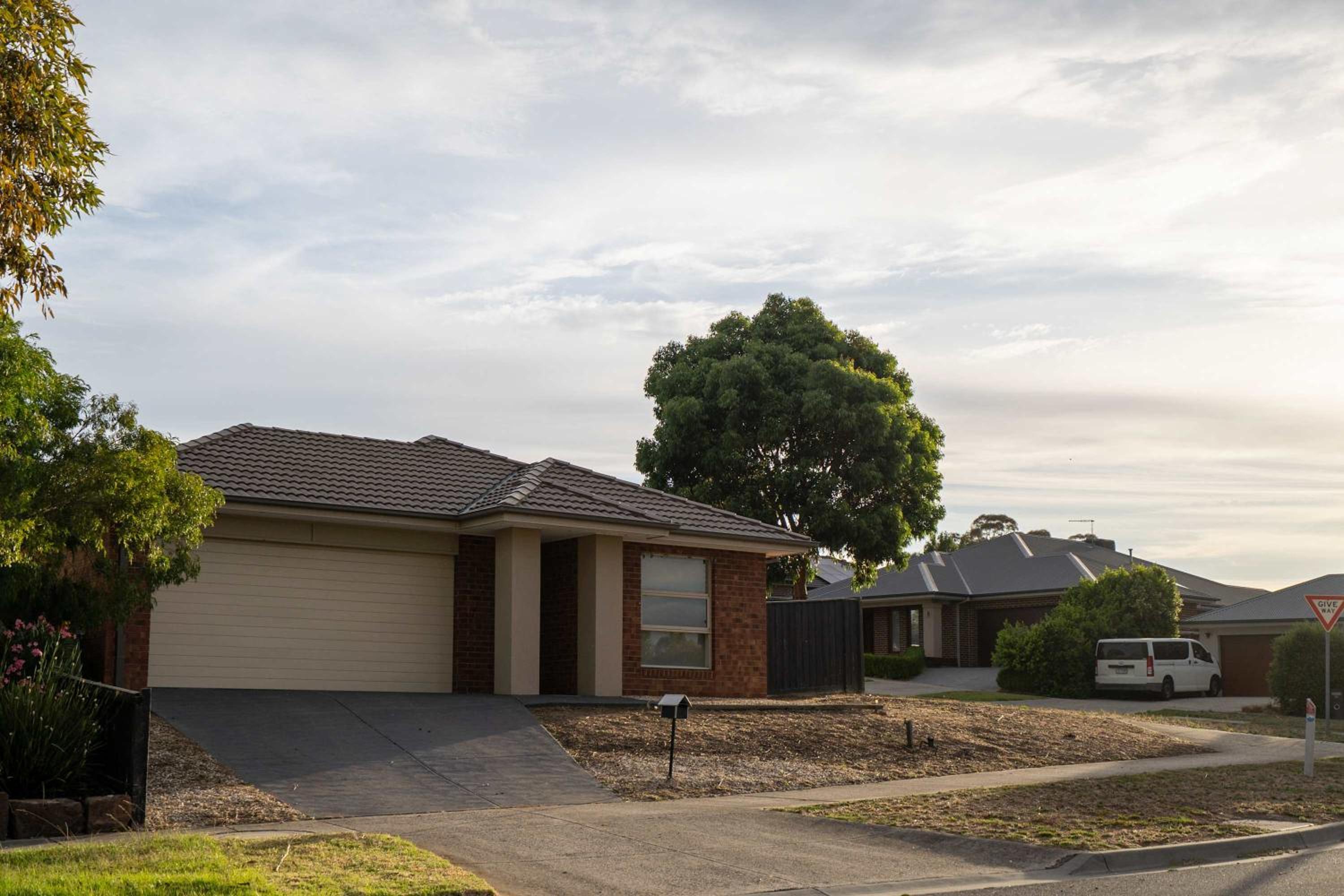Modern 3B2B1C Home in Doreen