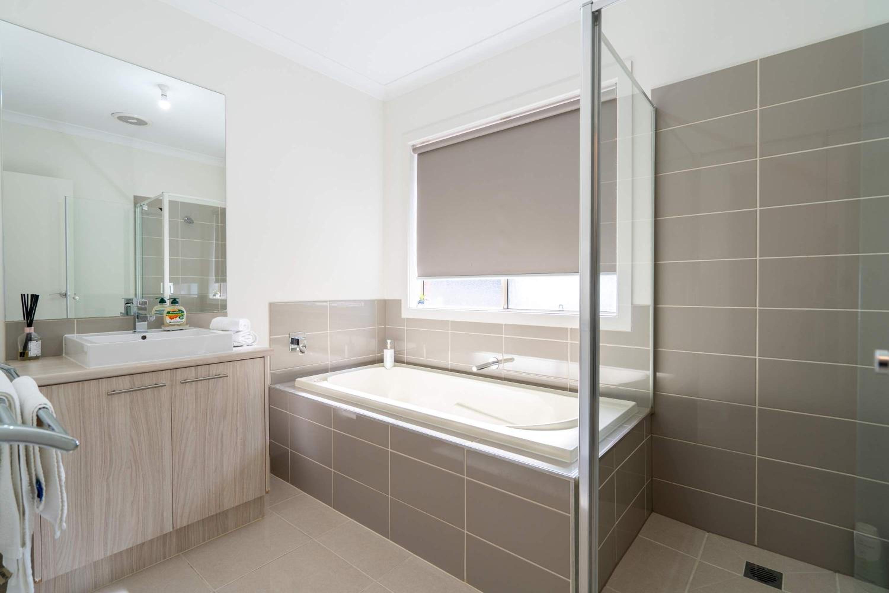 Modern 3B2B1C Home in Doreen