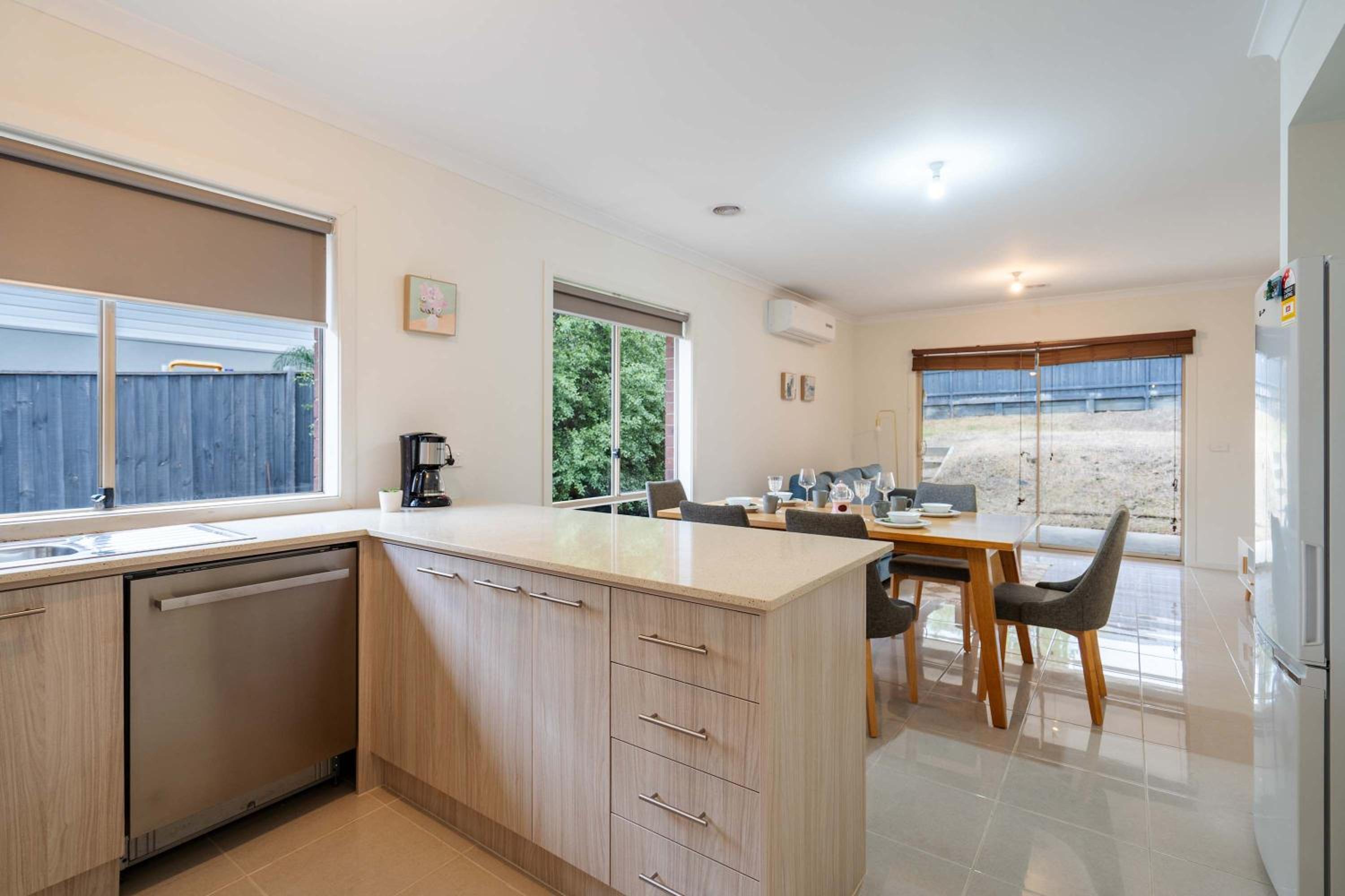 Modern 3B2B1C Home in Doreen