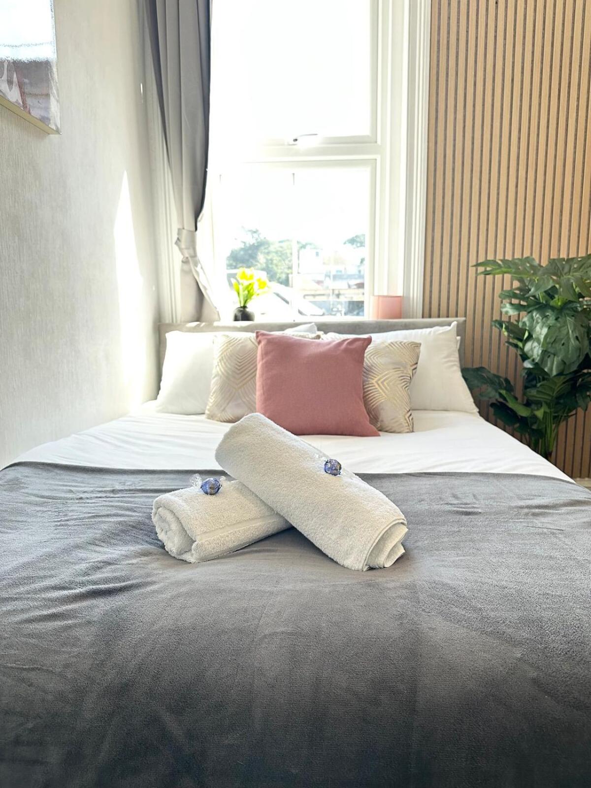 The Bournemouth Hideaway - Beautiful Central flat - 10 mins walk to beach - Free Parking -Brought to you by Coastline Retreats