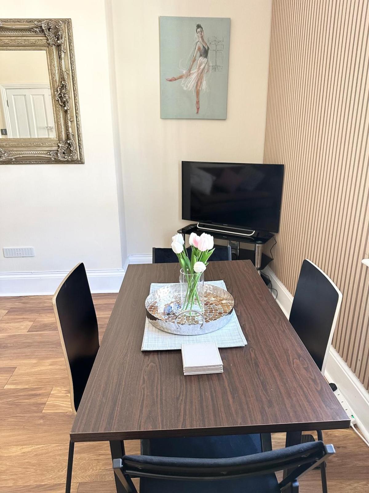 The Bournemouth Hideaway - Beautiful Central flat - 10 mins walk to beach - Free Parking -Brought to you by Coastline Retreats