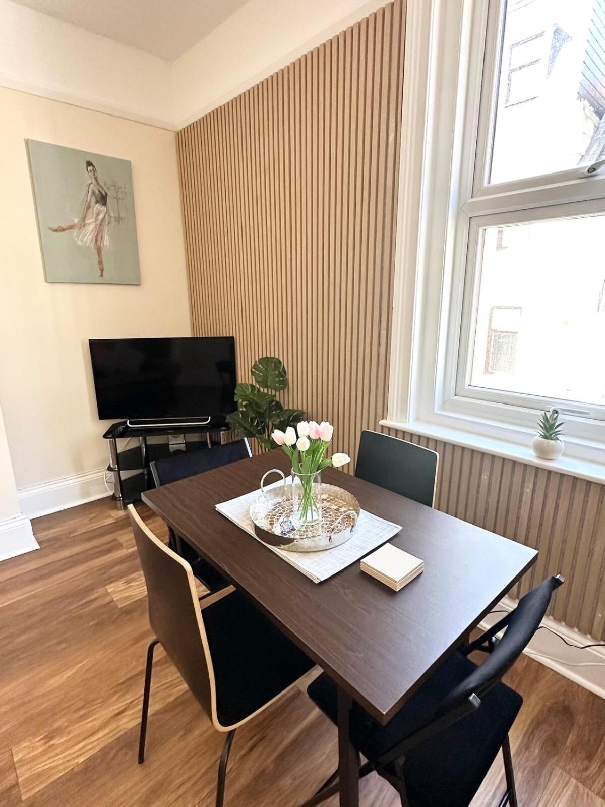 The Bournemouth Hideaway - Beautiful Central flat - 10 mins walk to beach - Free Parking -Brought to you by Coastline Retreats