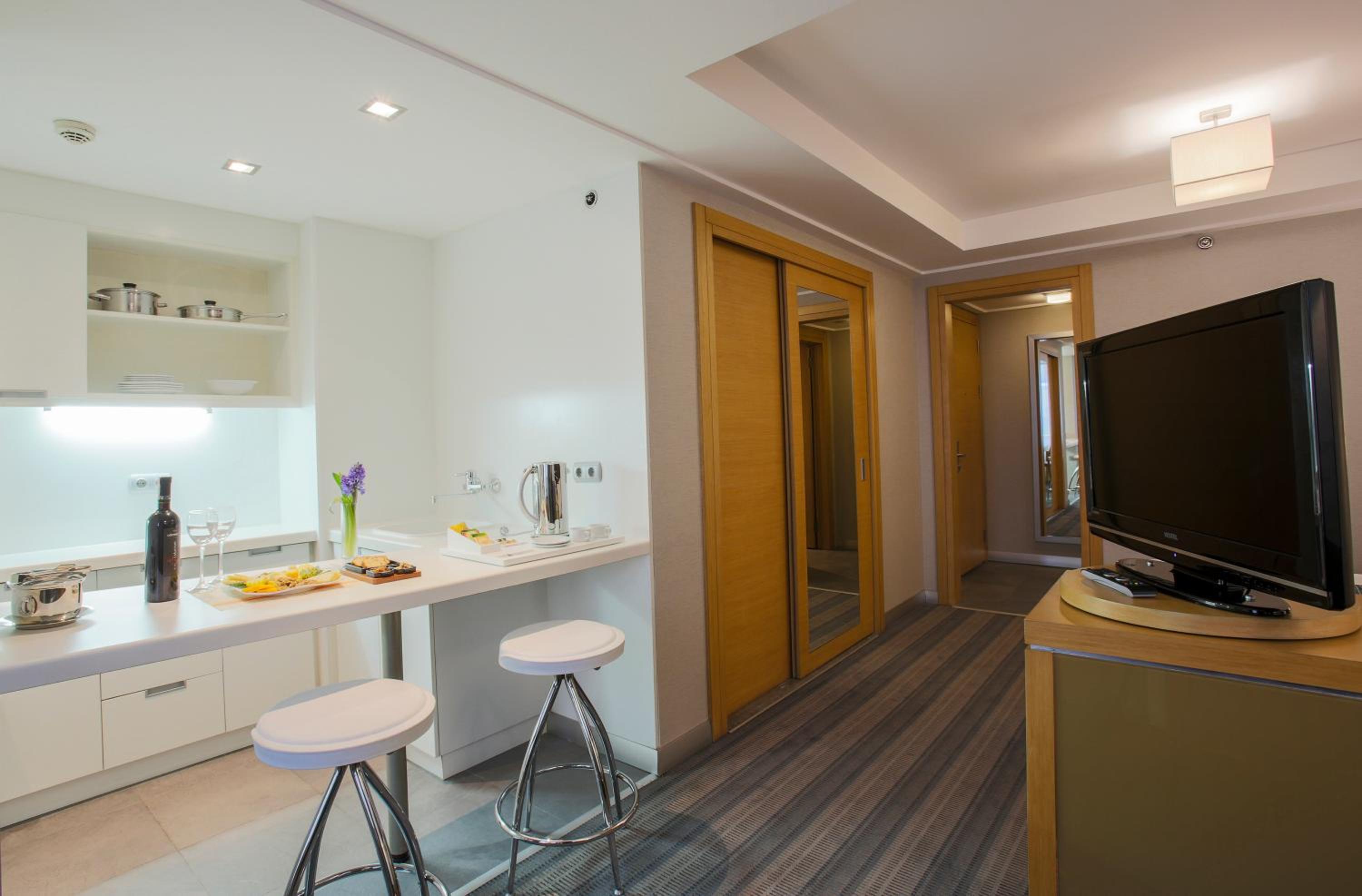 Housez Suites & Apartments Special Class - Image 17