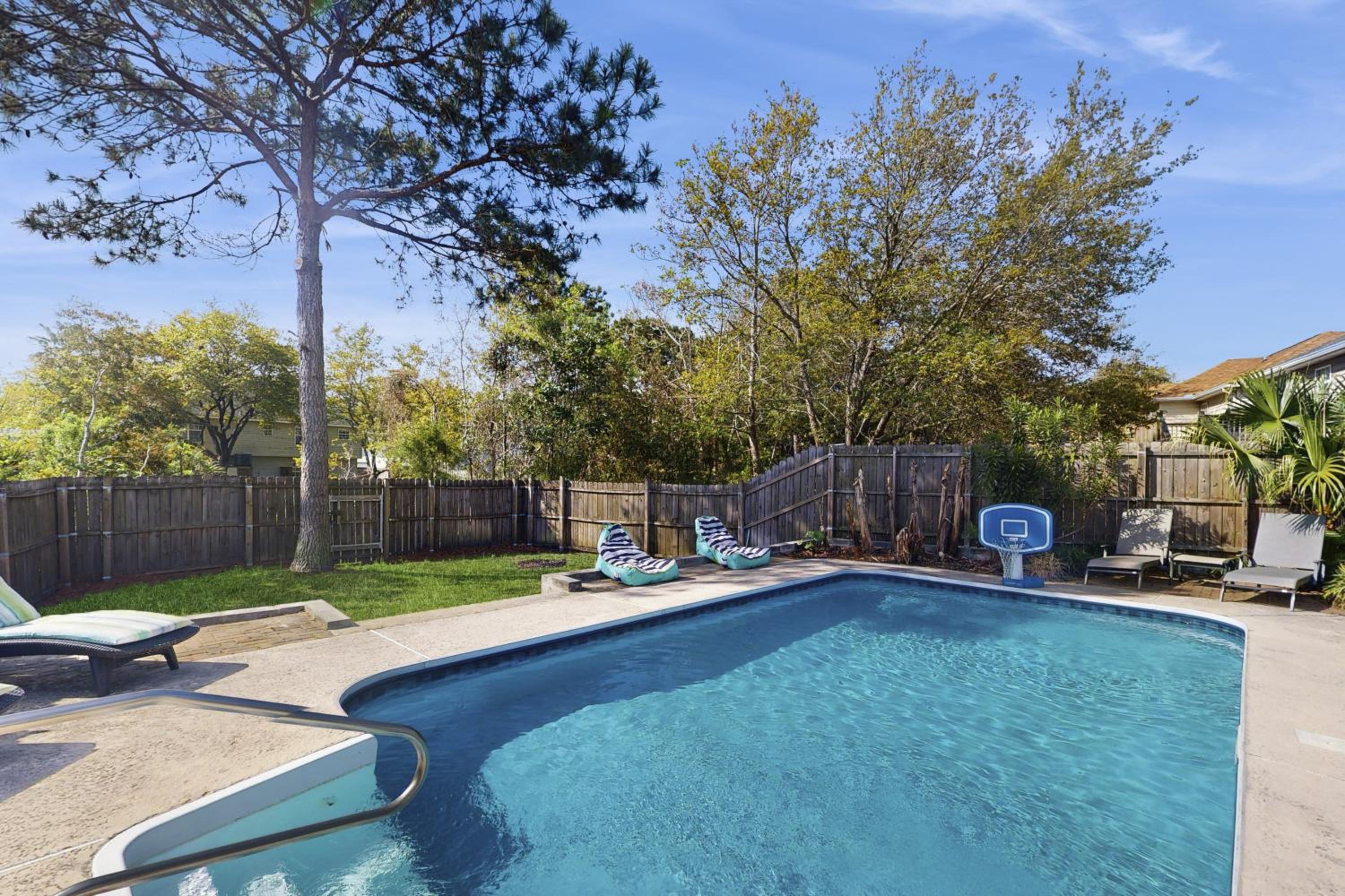 Private Pool Quiet Family Home in Savannah