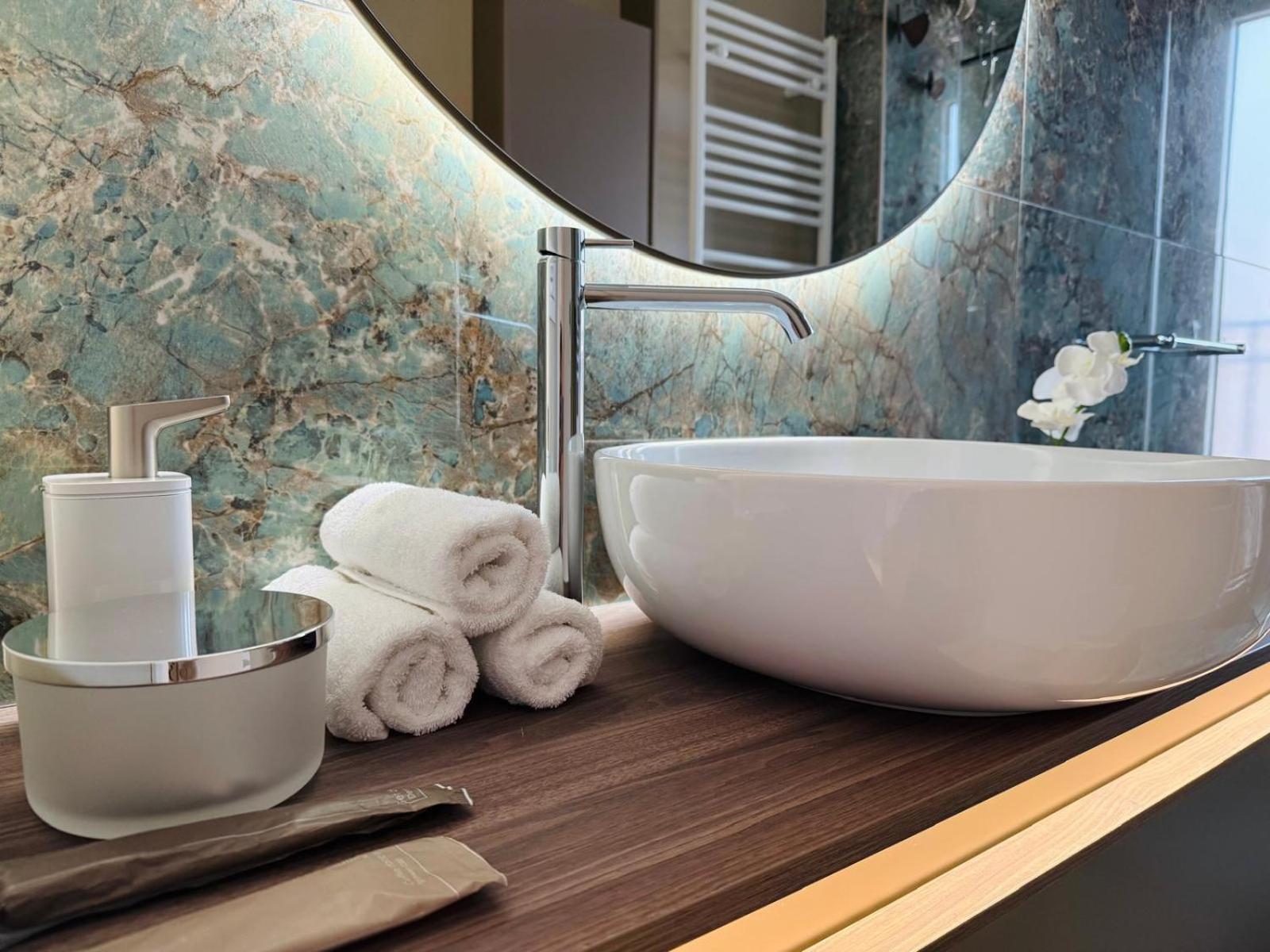 Casa Estia - MiCo, Fiera Milano, CityLife, San Siro, Metro 2 min - Refined Historic Apartment