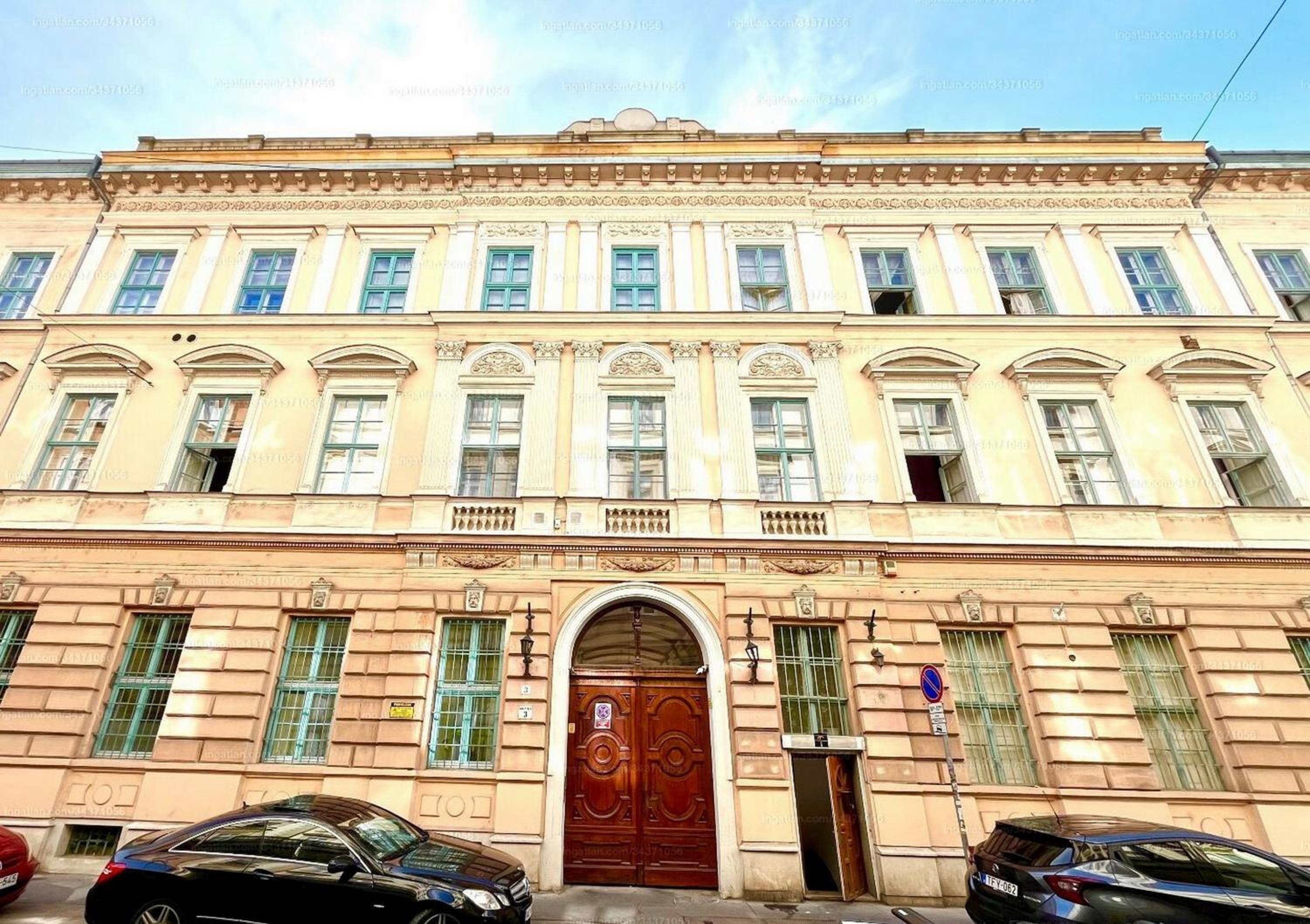 Cozy & Green Downtown Residence