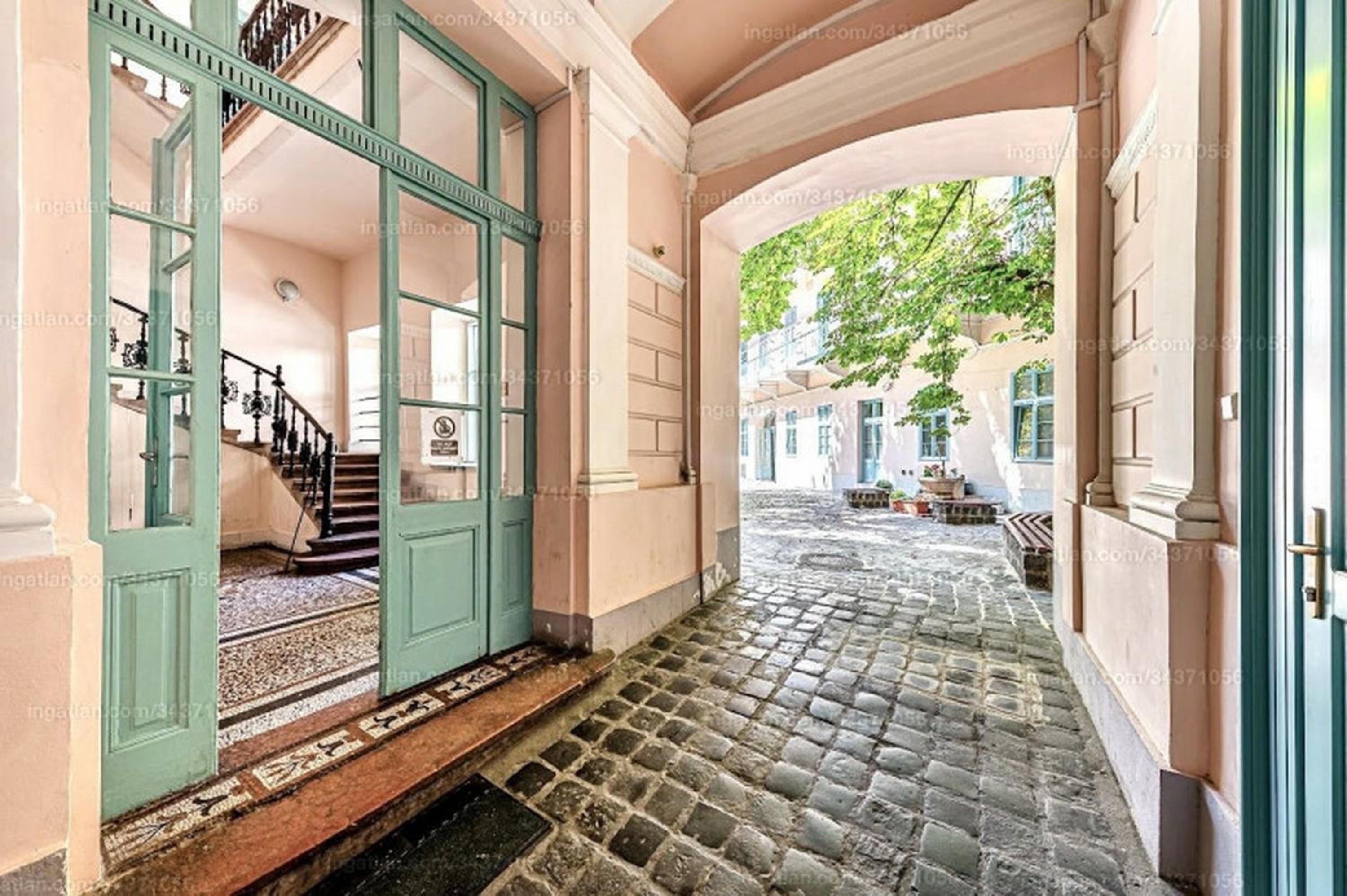 Cozy & Green Downtown Residence