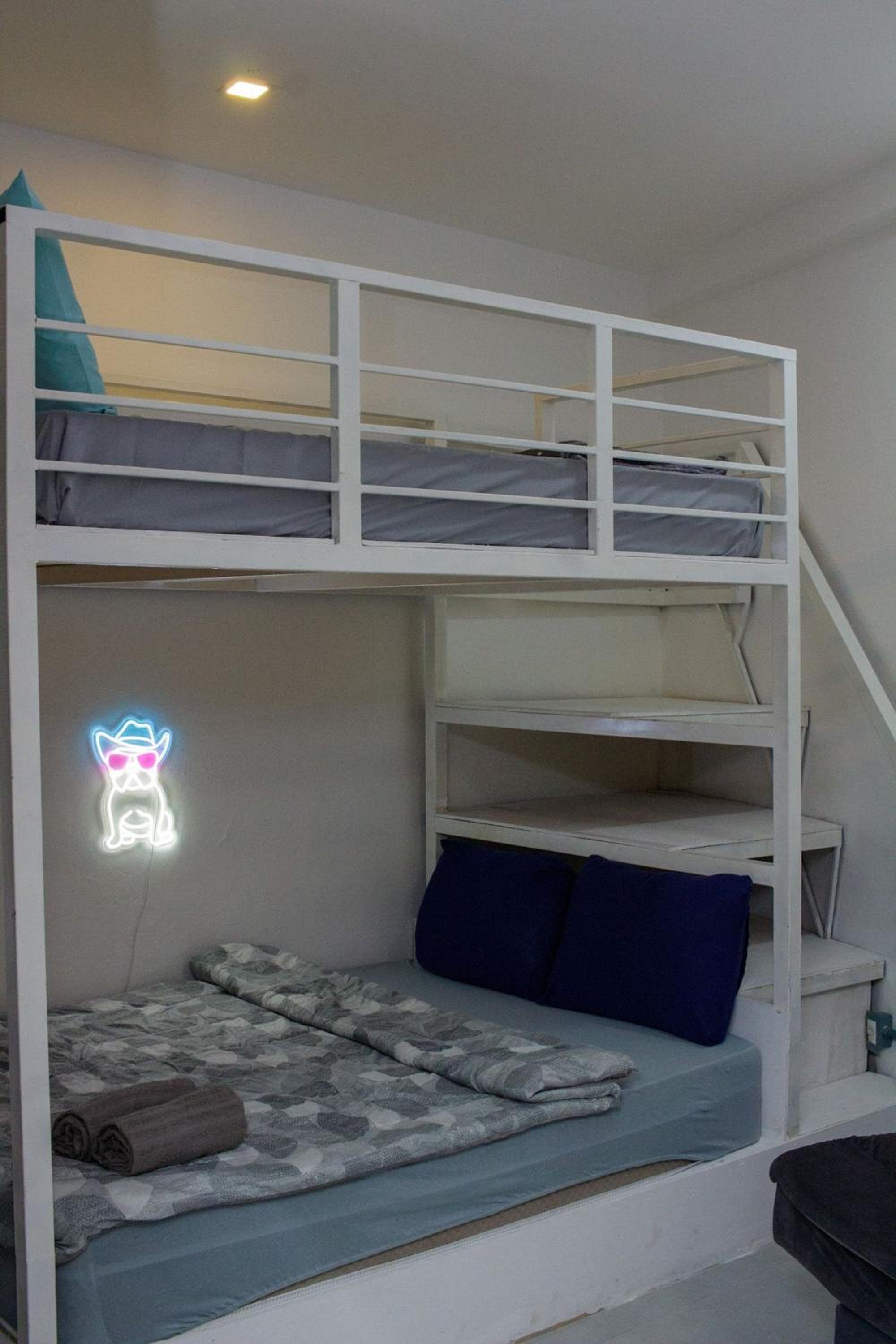 Luxuoso e moderno, Em frente ao metro e 3km das Praias