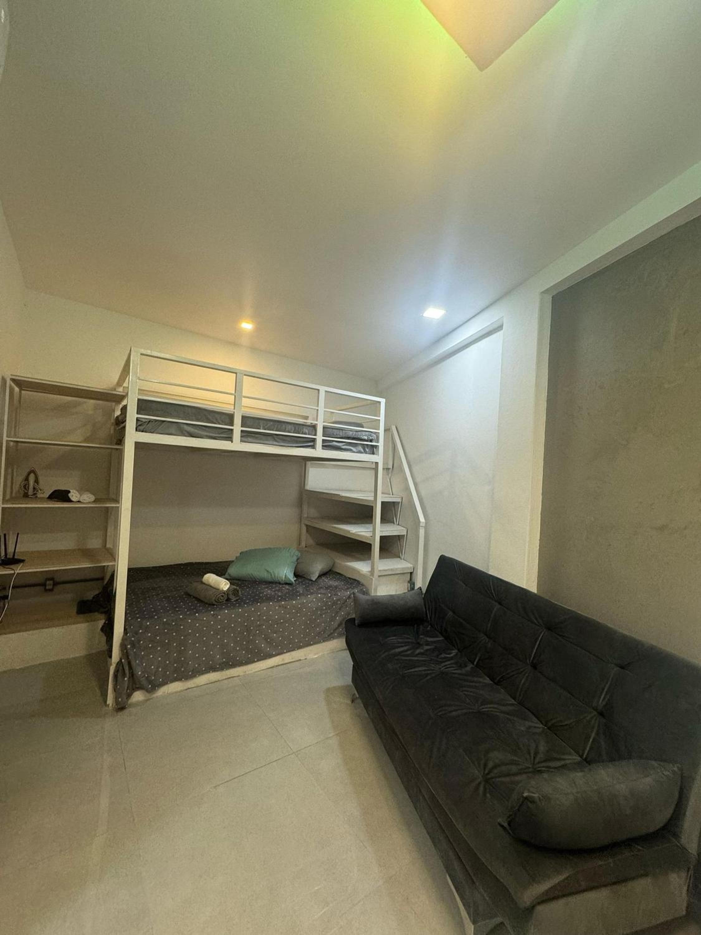 Luxuoso e moderno, Em frente ao metro e 3km das Praias