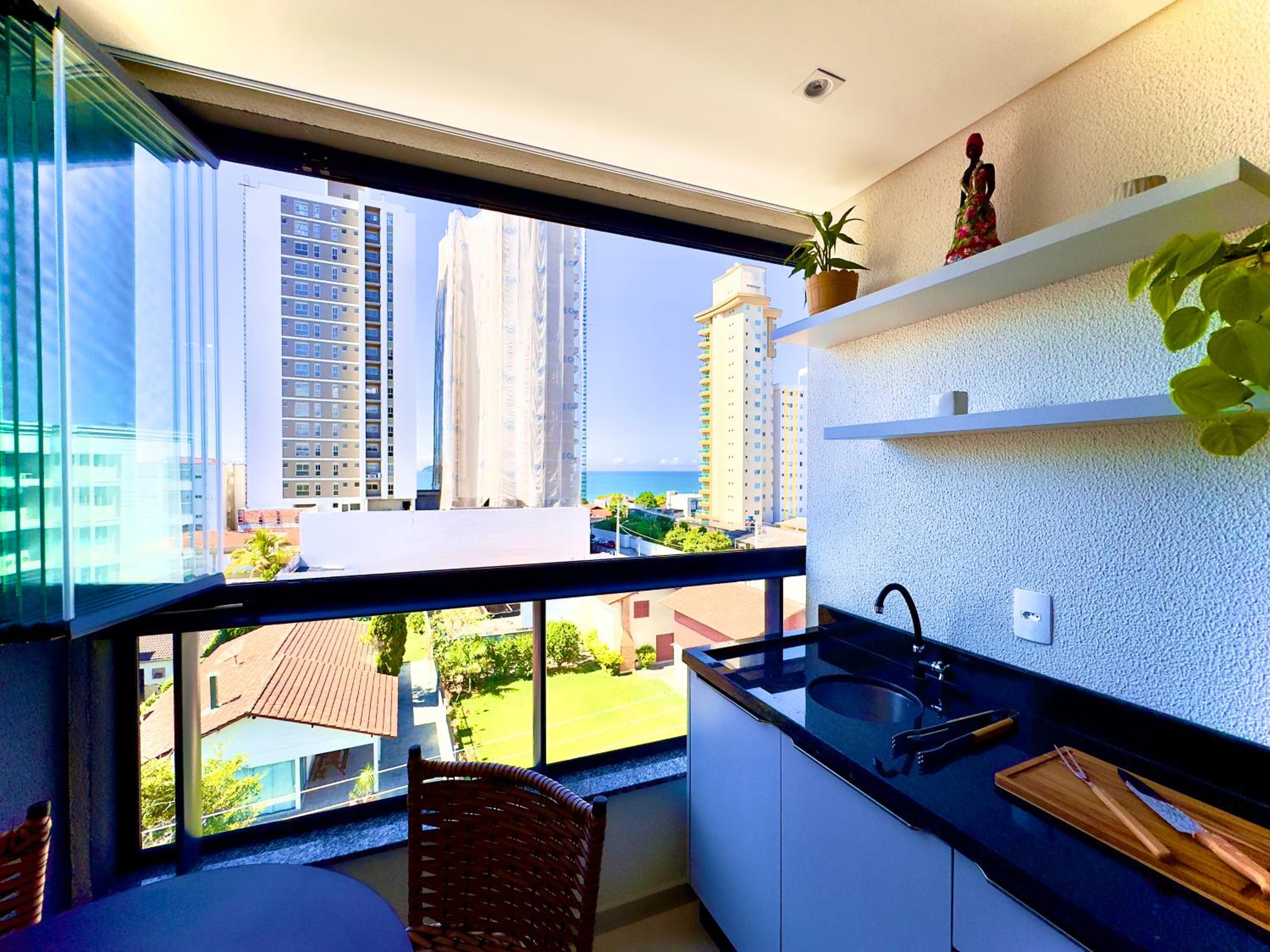Apto a VISTA MAR 150m PRAIA Cozinha completa CHURRASQUEIRA AR CONDICIONADO Wi-Fi e vaga privativa de garagem Reserve agora mesmo