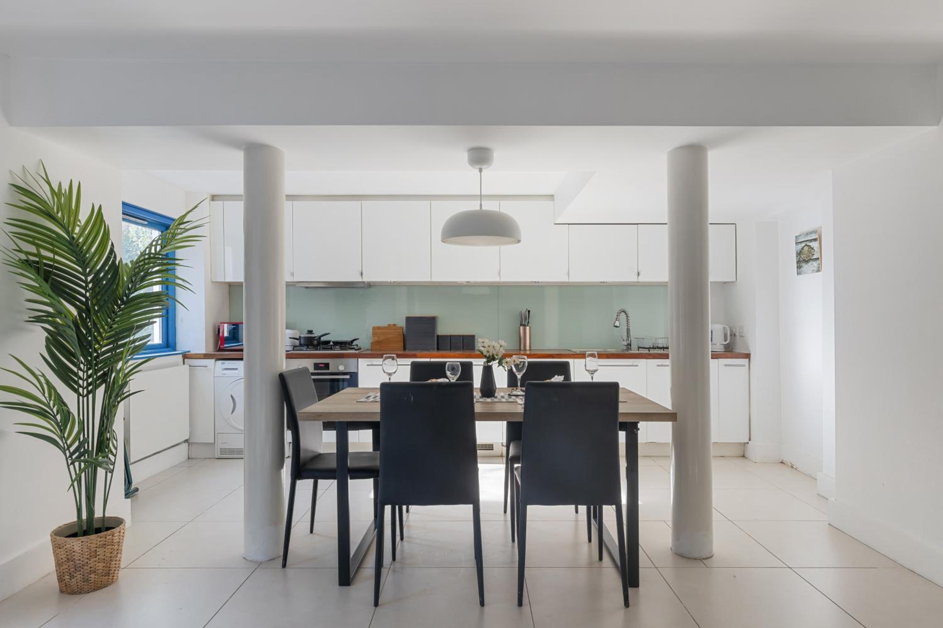 Stylish Camden Apartment - Garden Access & Metro
