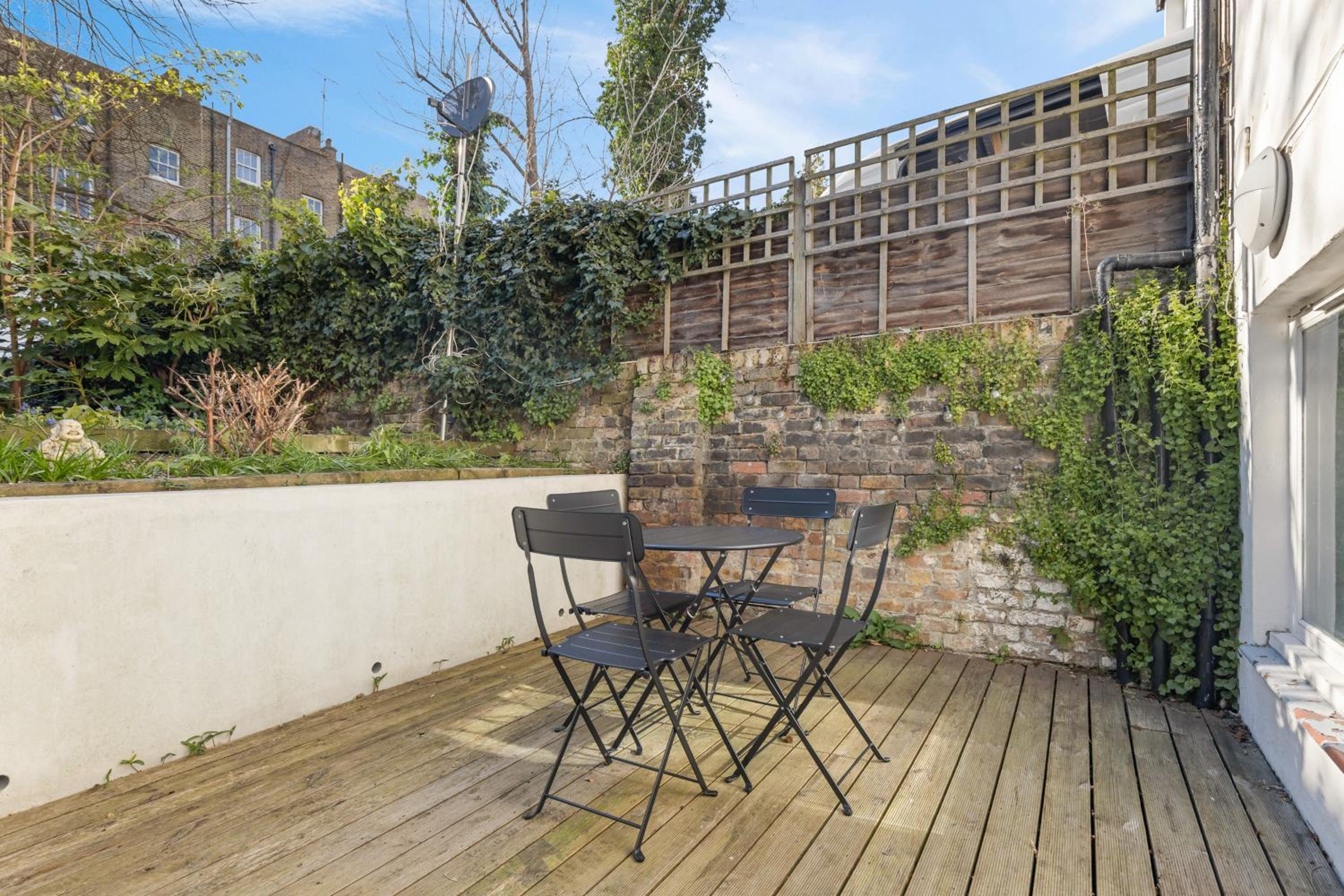 Stylish Camden Apartment - Garden Access & Metro