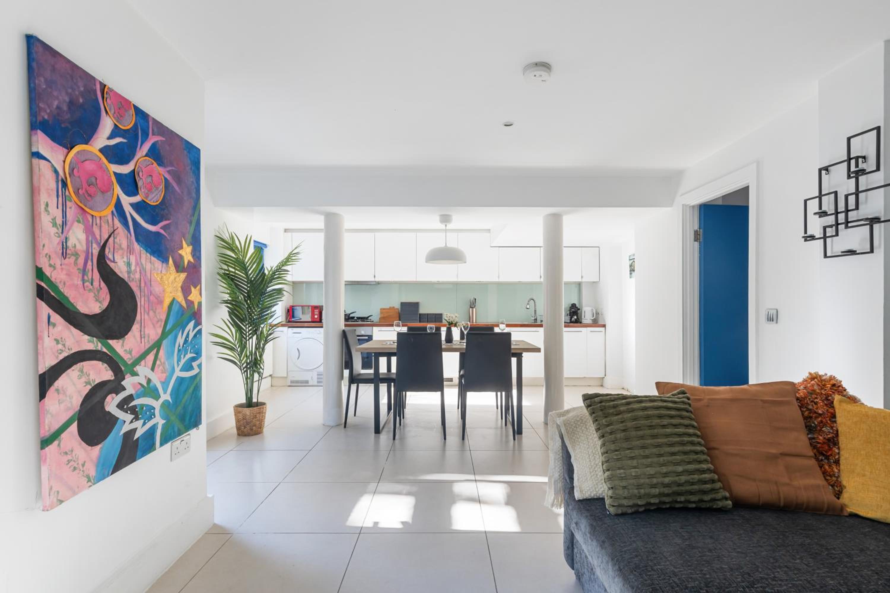 Stylish Camden Apartment - Garden Access & Metro