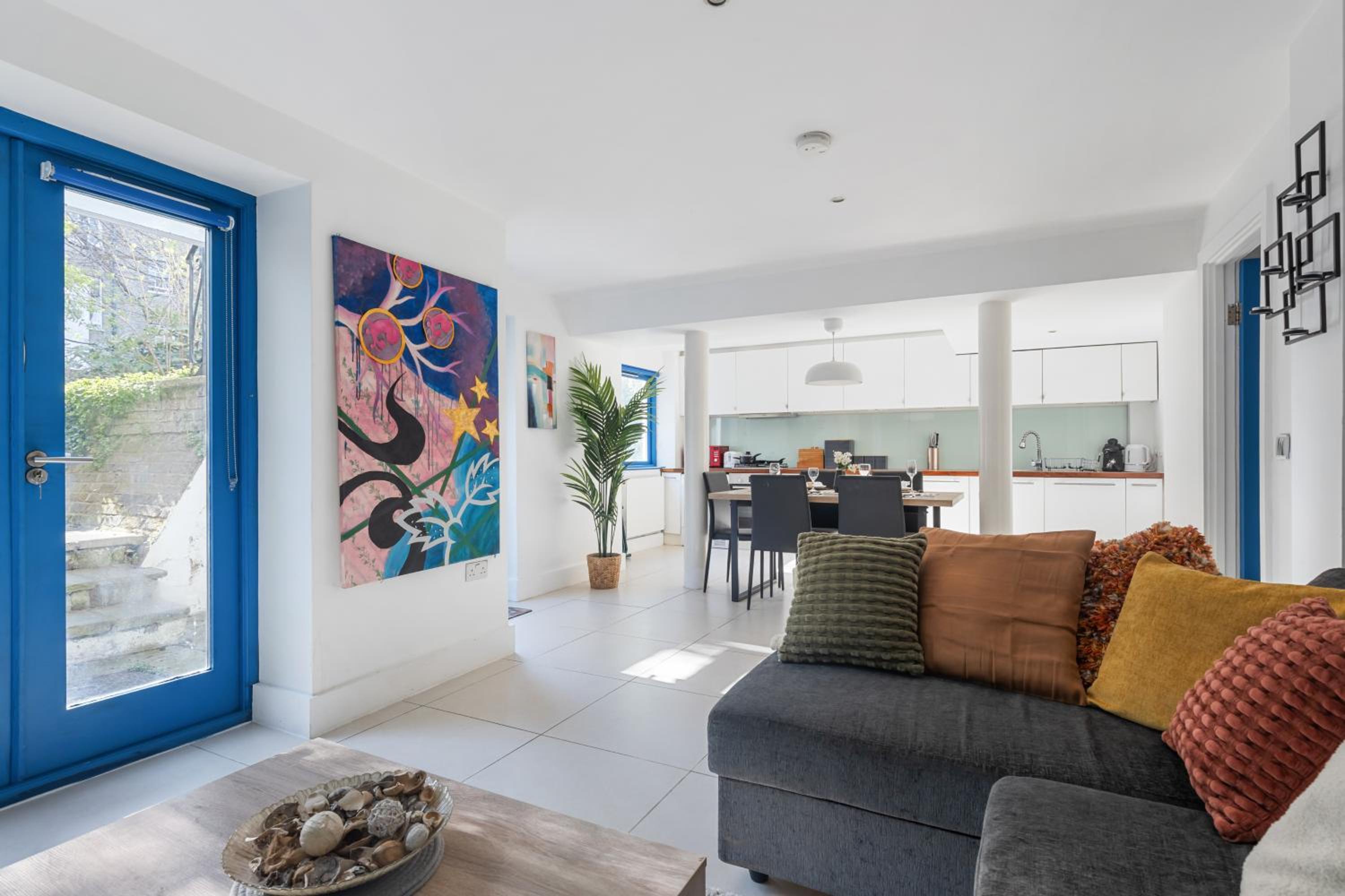 Stylish Camden Apartment - Garden Access & Metro