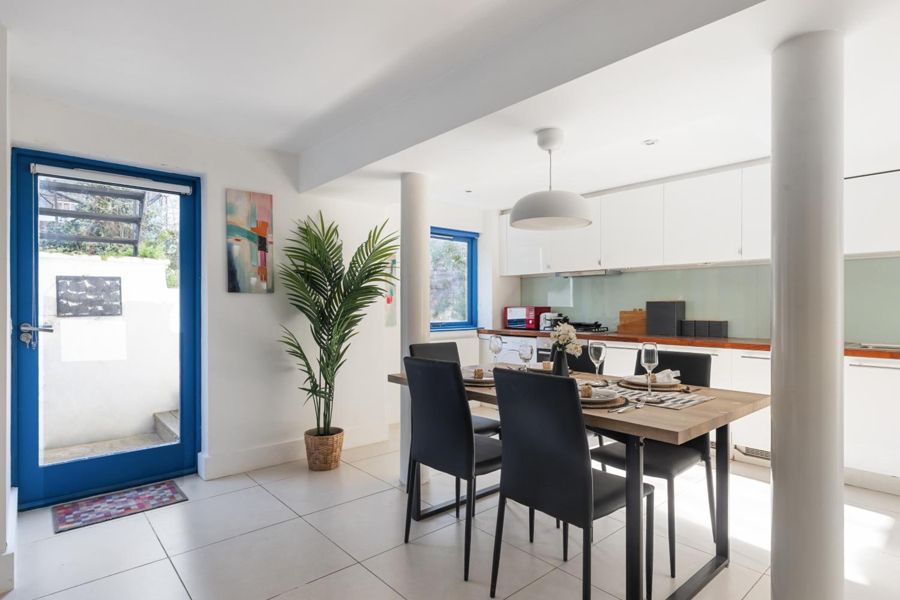 Stylish Camden Apartment - Garden Access & Metro