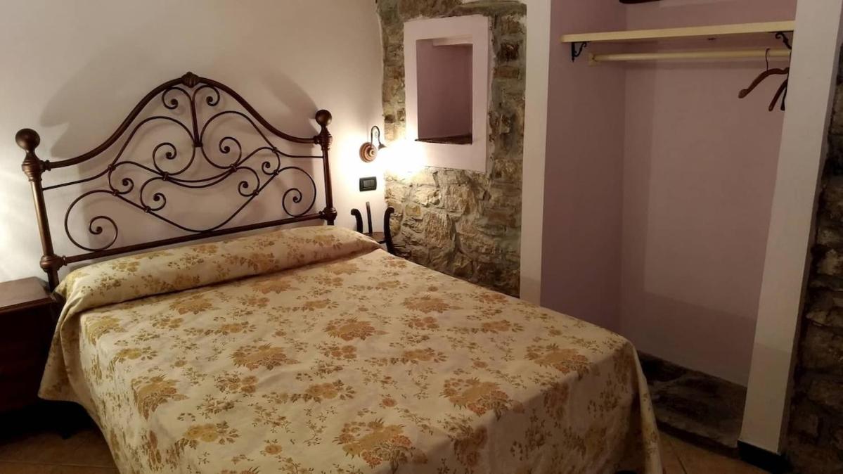 HOST4U - CLEMENTI HOUSE with Terrace in Cozy Italian Village