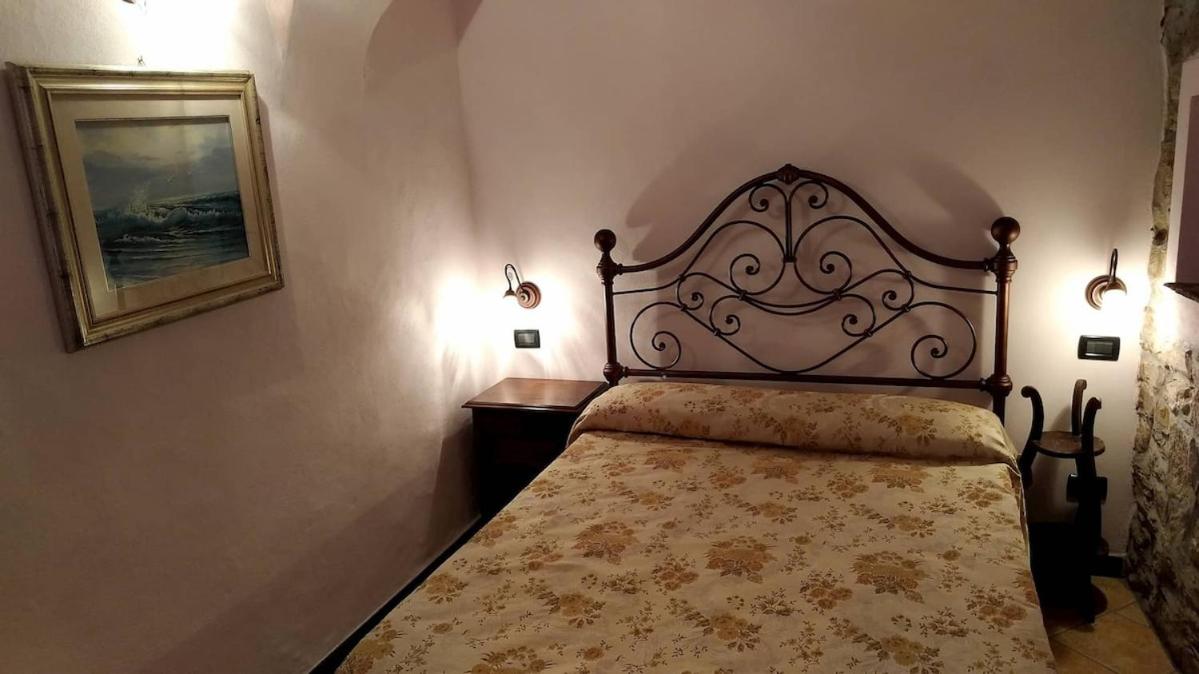 HOST4U - CLEMENTI HOUSE with Terrace in Cozy Italian Village