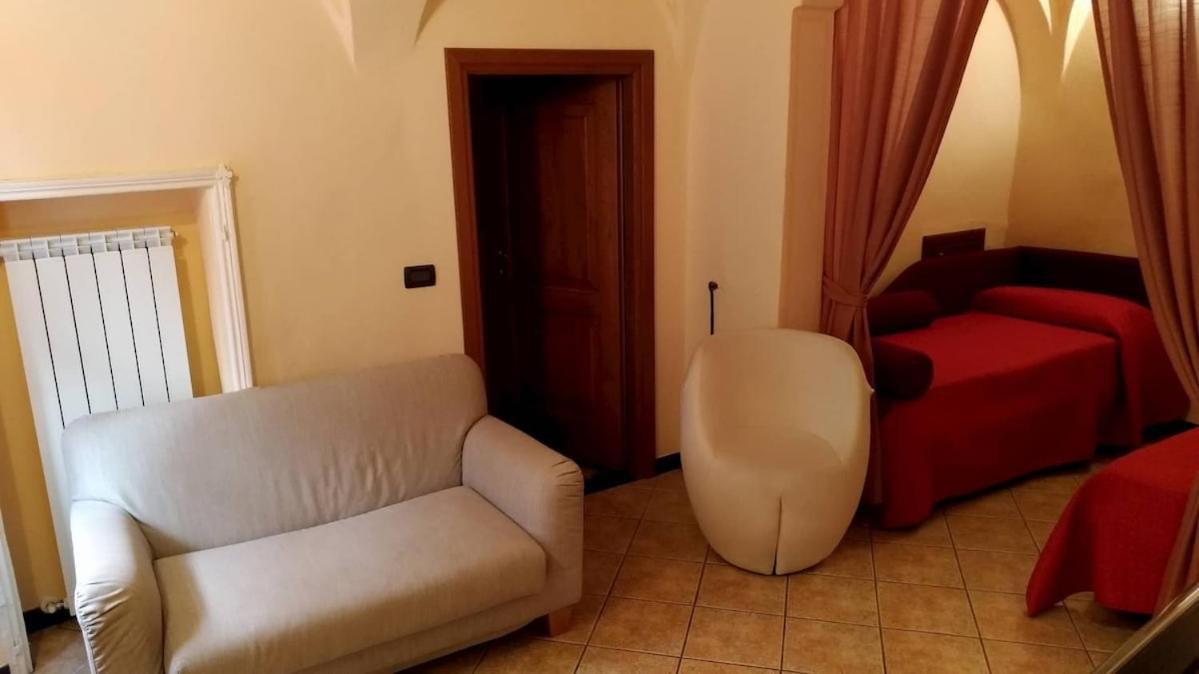 HOST4U - CLEMENTI HOUSE with Terrace in Cozy Italian Village