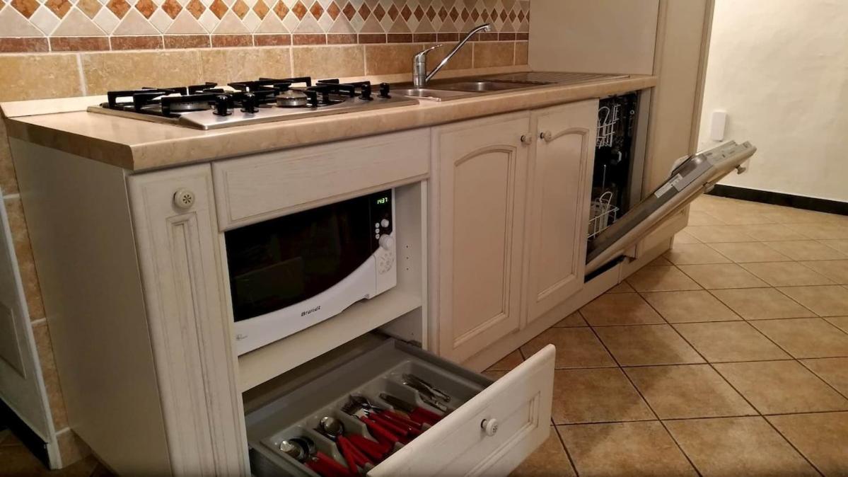 HOST4U - CLEMENTI HOUSE with Terrace in Cozy Italian Village