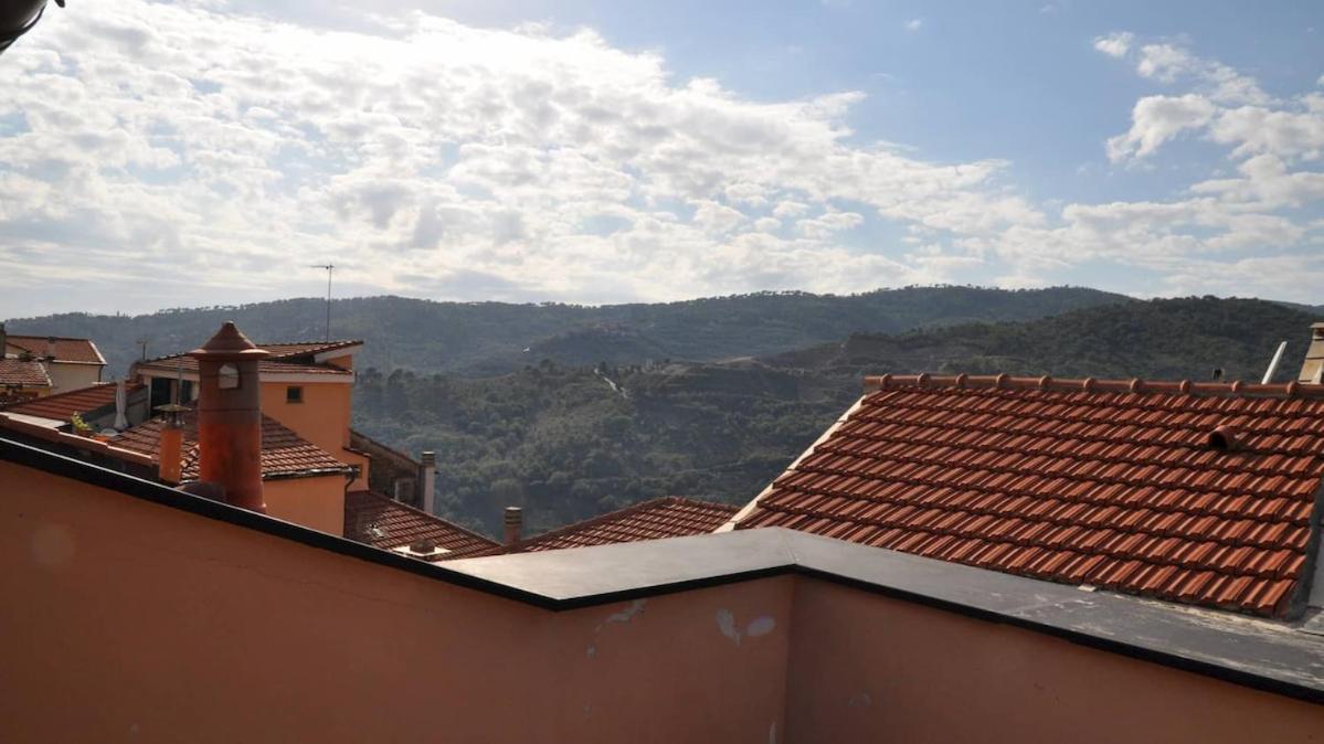 HOST4U - LOGGIA SUL FAUDO Appartamento con Terrazza vista Mare & Montagne a Civezza