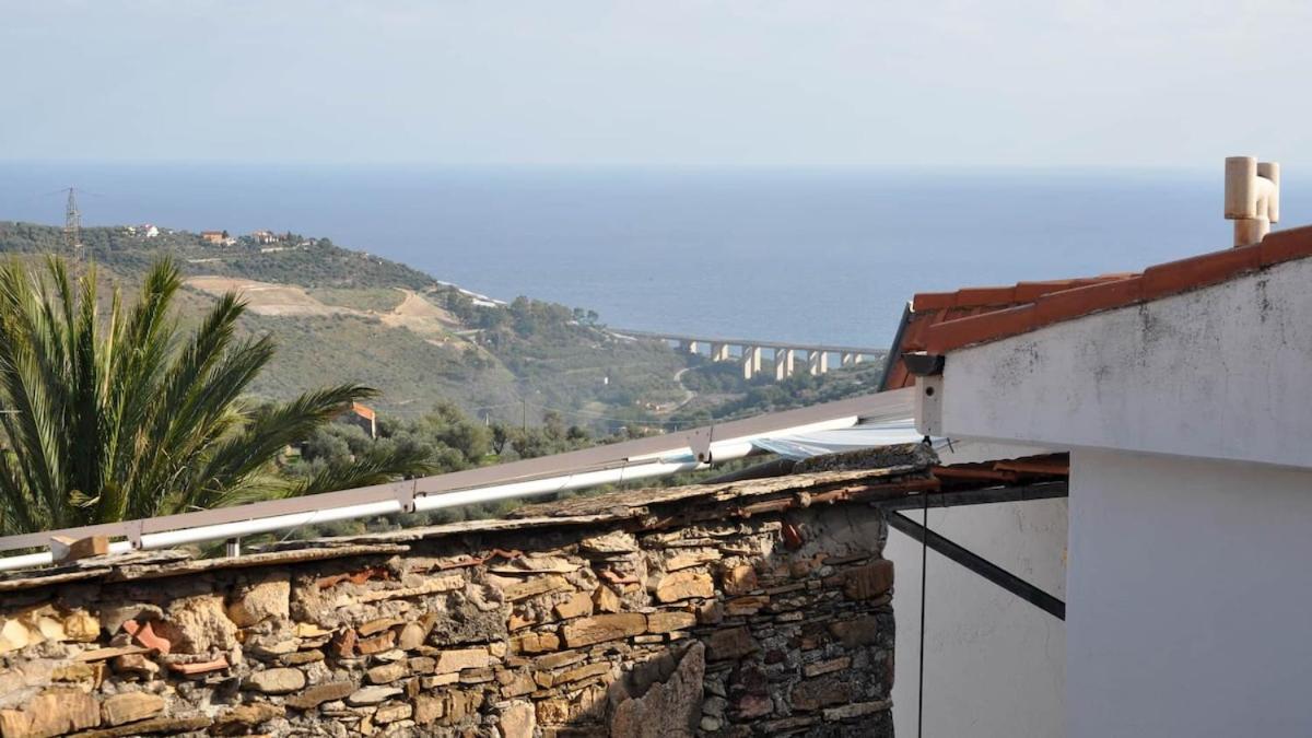 HOST4U - LOGGIA SUL FAUDO Appartamento con Terrazza vista Mare & Montagne a Civezza