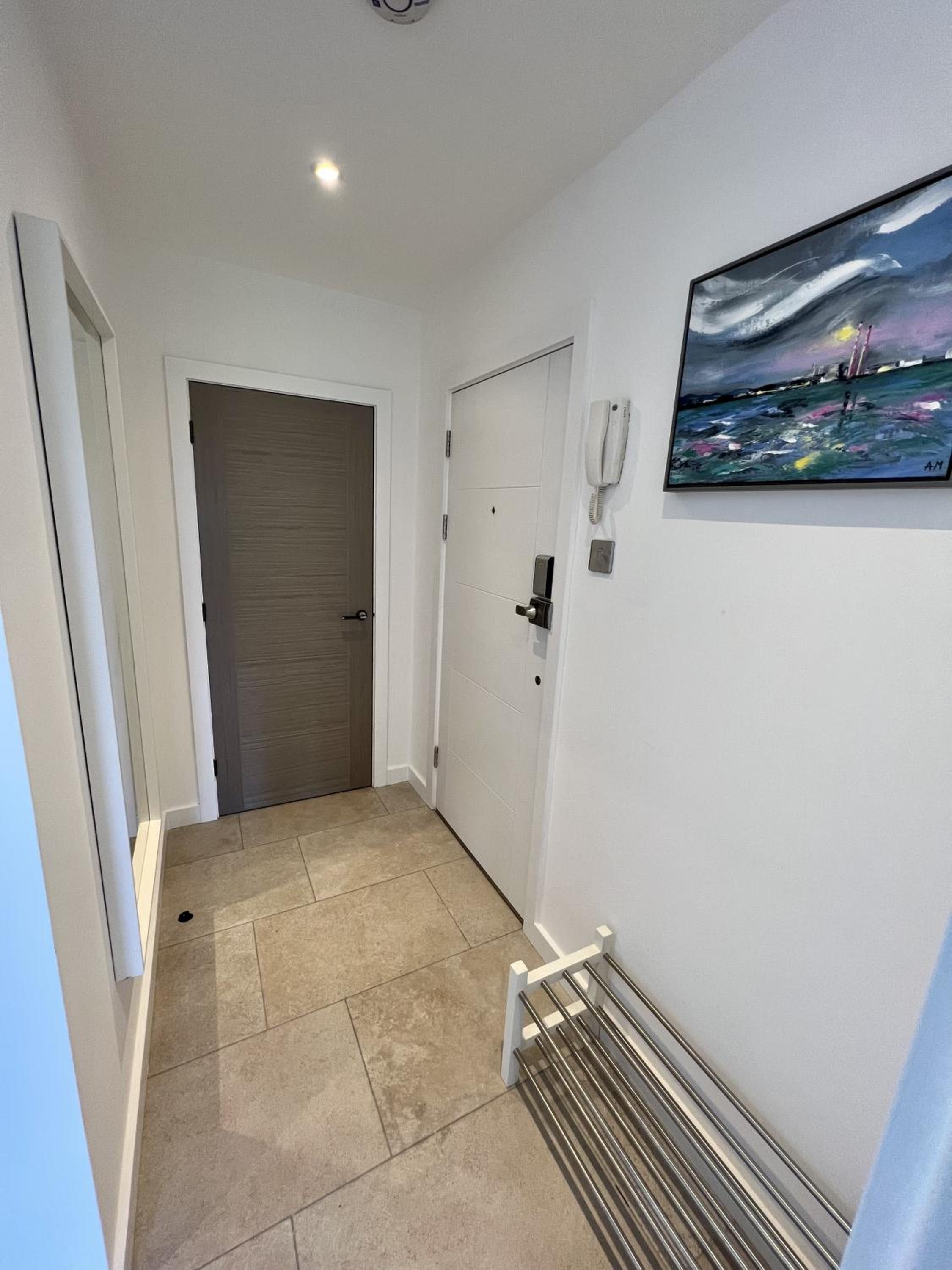 Entire Modern 2- Bedroom Apartment Modern Comfort Near Central London