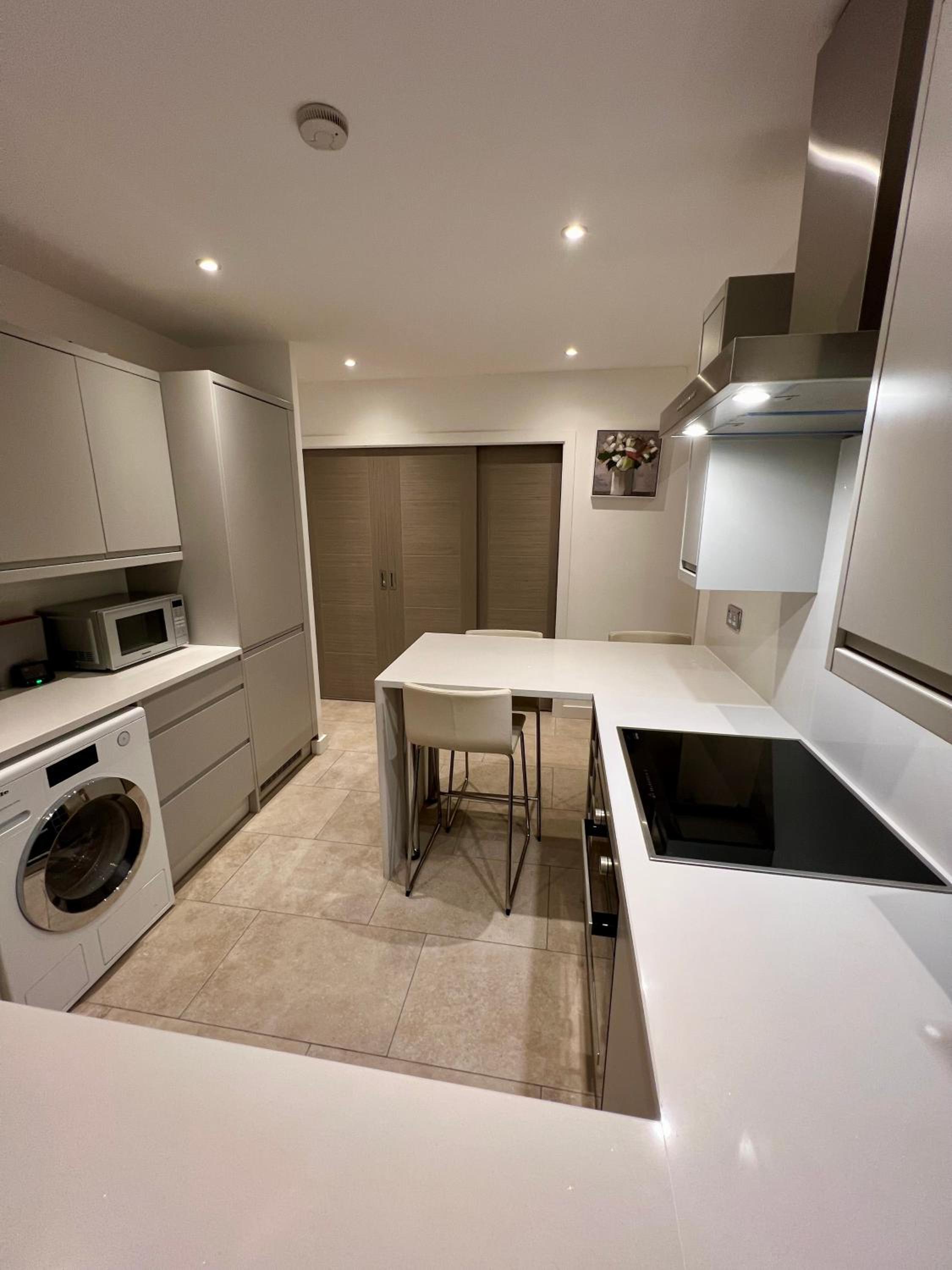Entire Modern 2- Bedroom Apartment Modern Comfort Near Central London