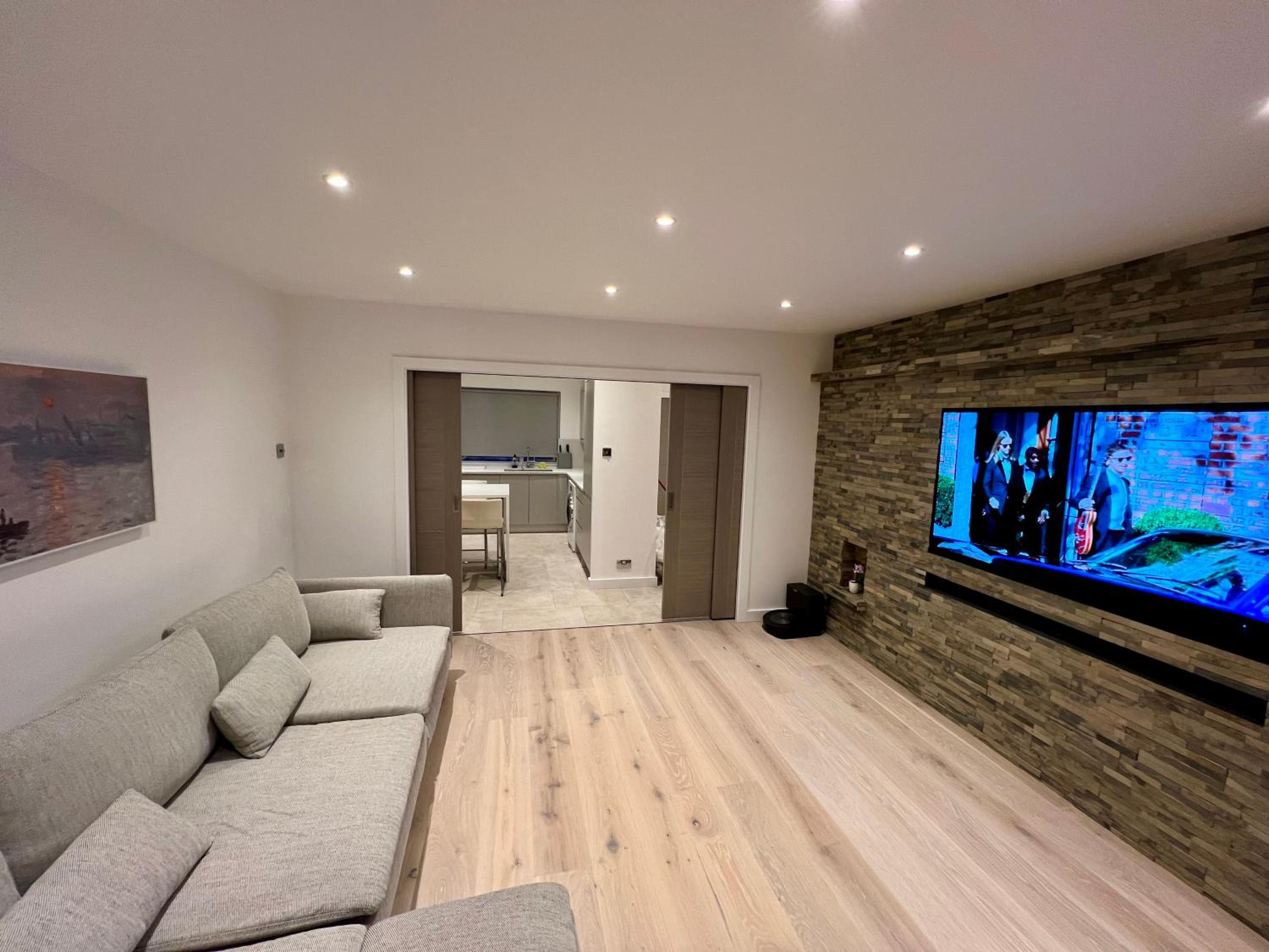 Entire Modern 2- Bedroom Apartment Modern Comfort Near Central London