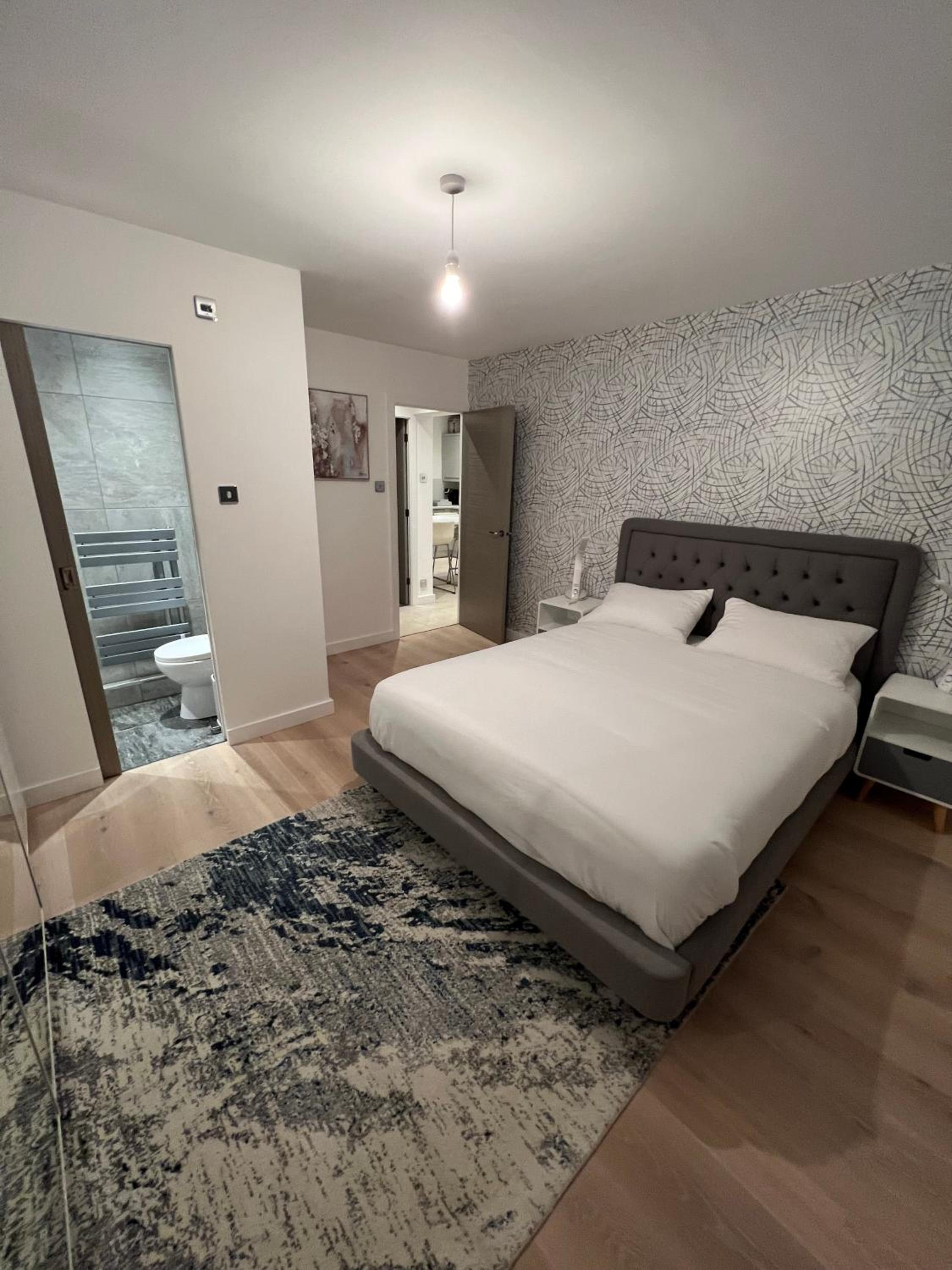 Entire Modern 2- Bedroom Apartment Modern Comfort Near Central London
