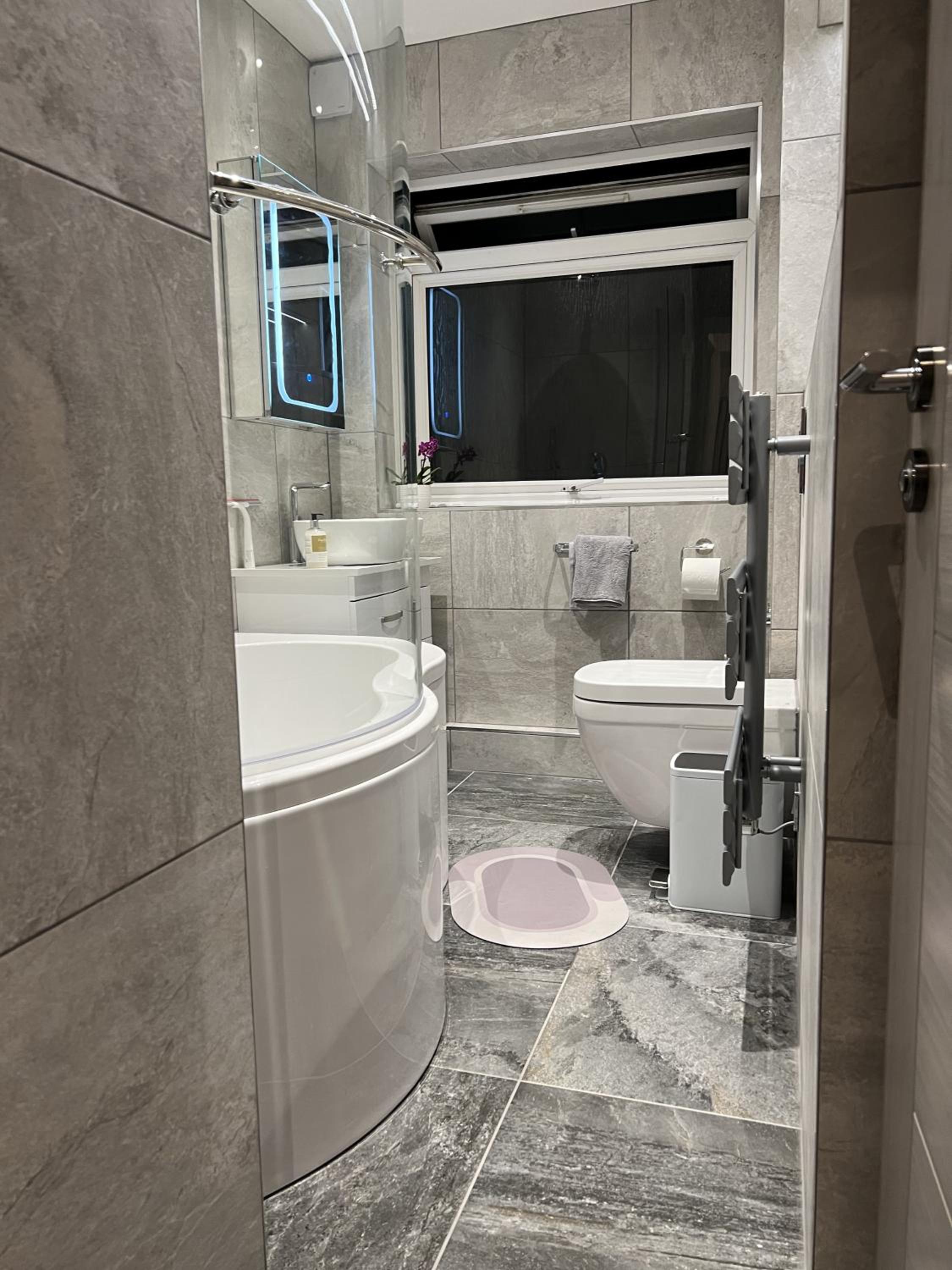 Entire Modern 2- Bedroom Apartment Modern Comfort Near Central London