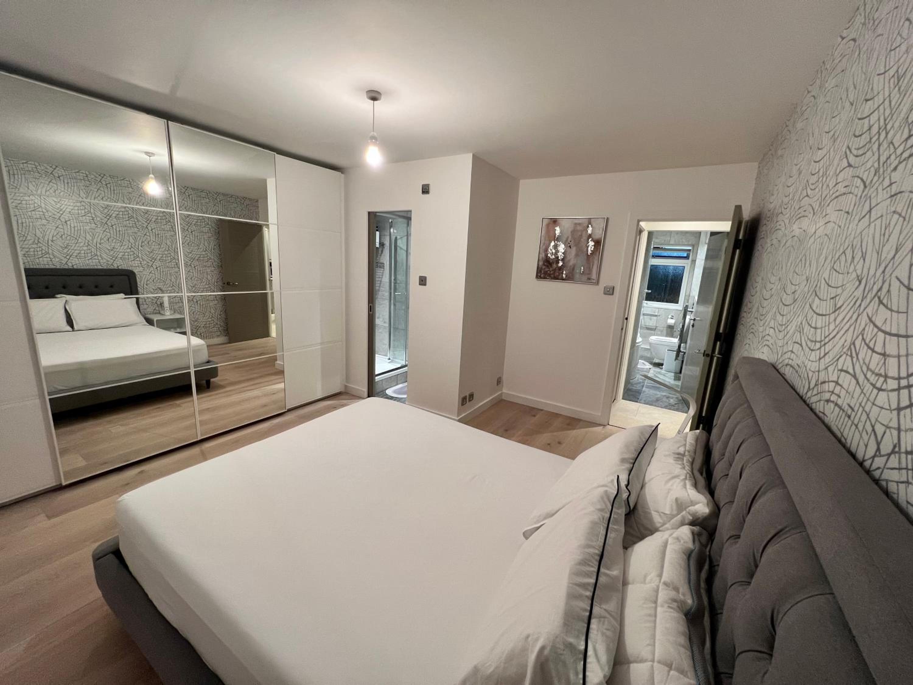 Entire Modern 2- Bedroom Apartment Modern Comfort Near Central London