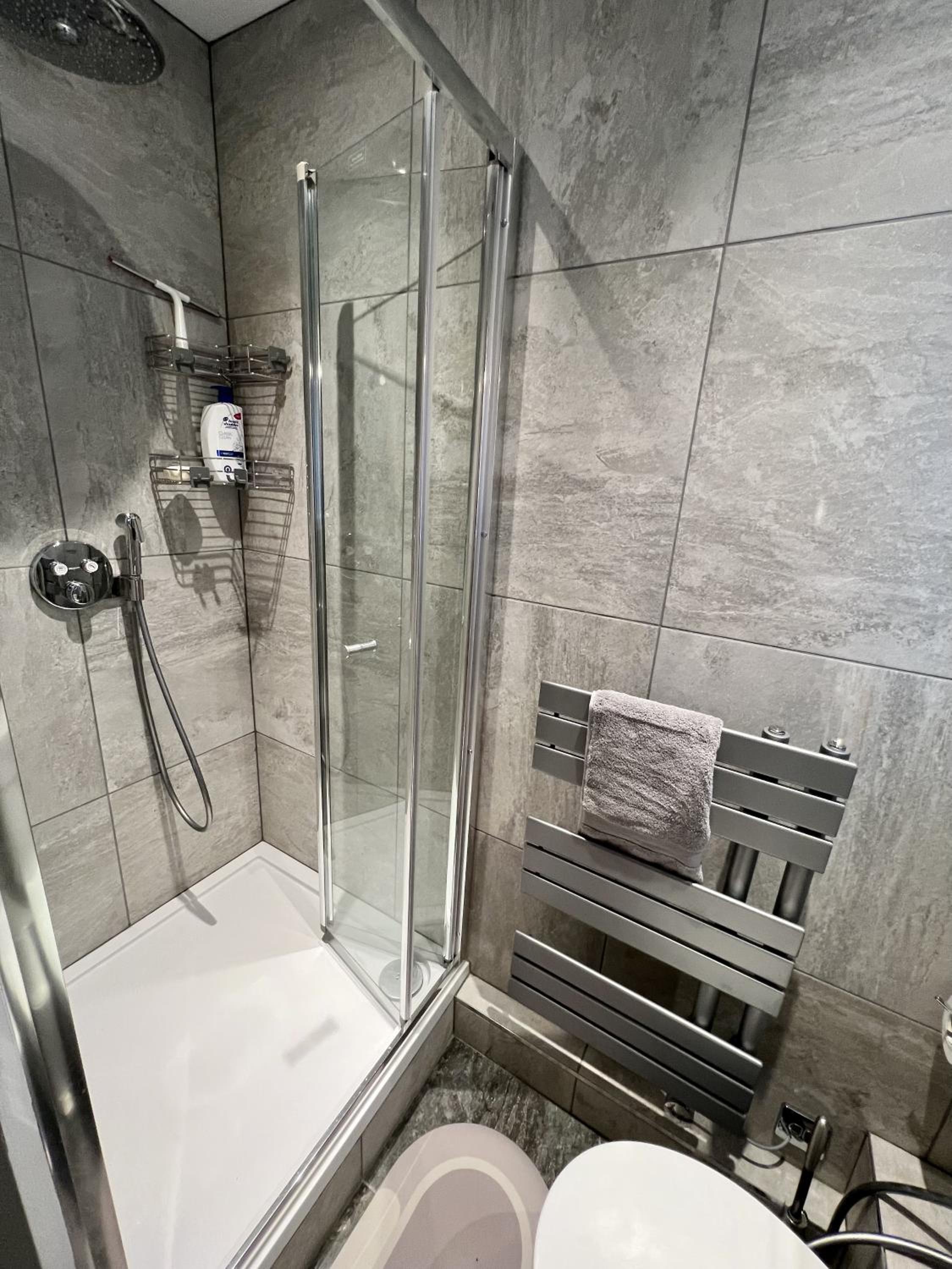 Entire Modern 2- Bedroom Apartment Modern Comfort Near Central London