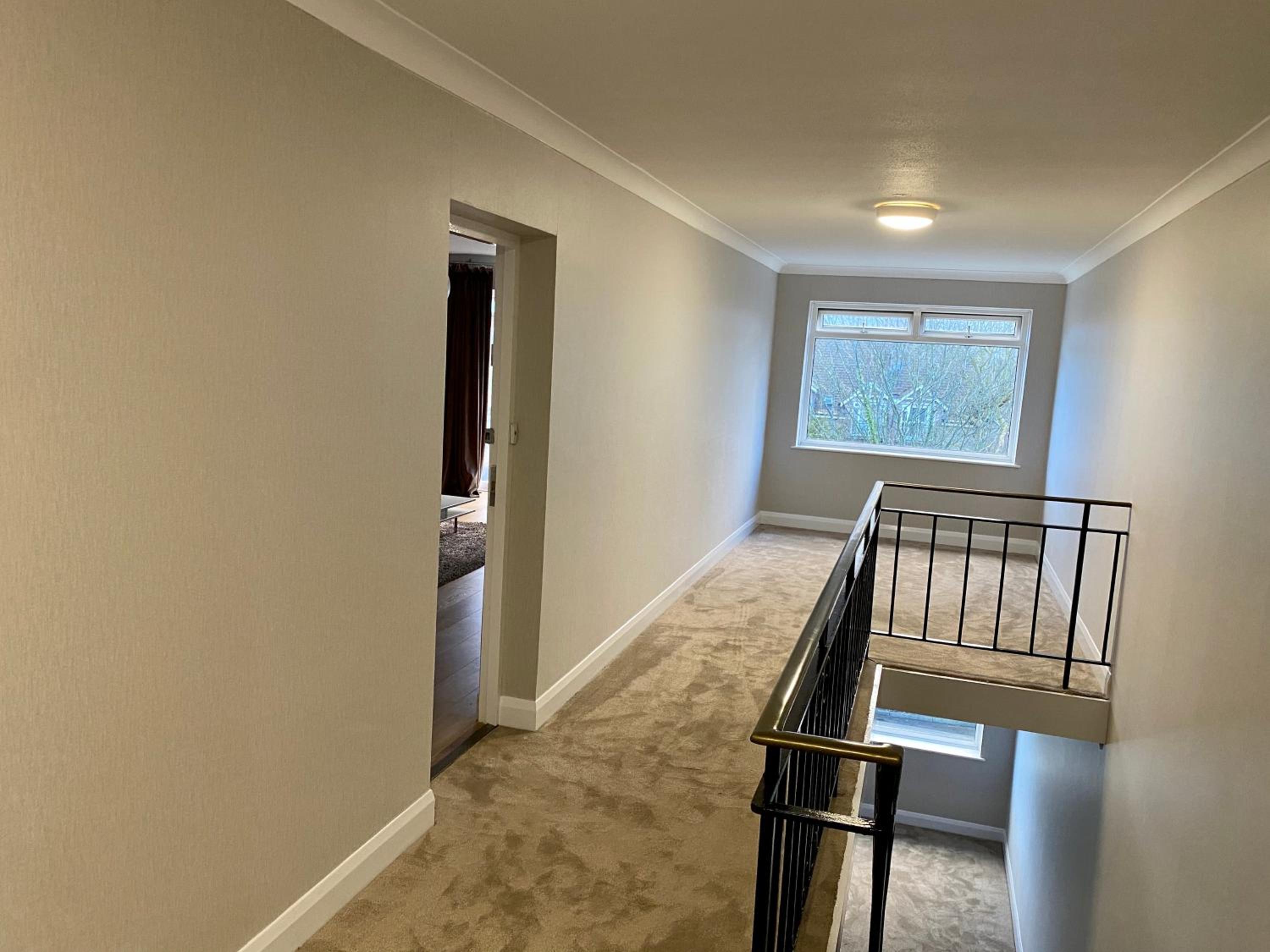 Entire Modern 2- Bedroom Apartment Modern Comfort Near Central London