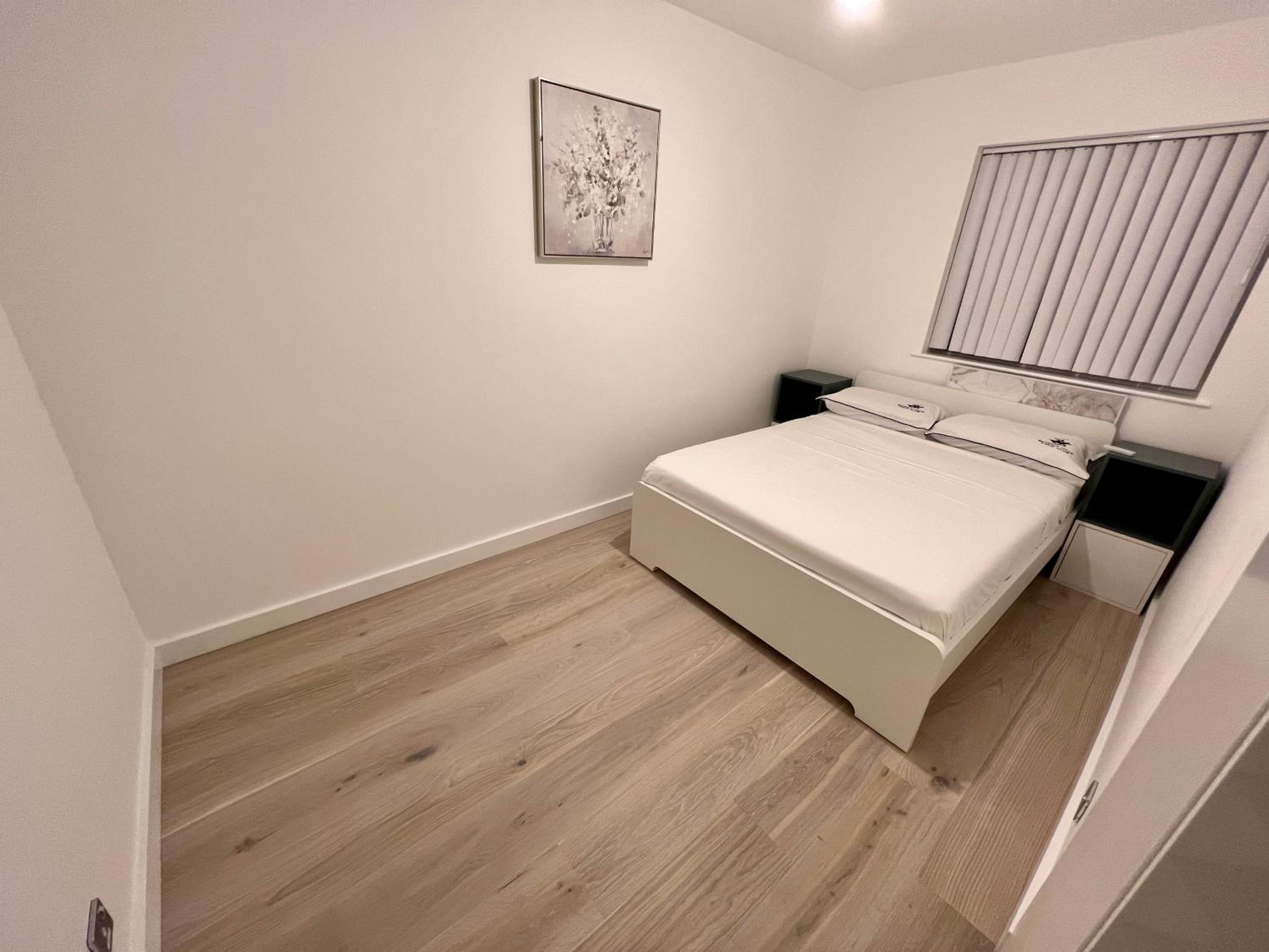 Entire Modern 2- Bedroom Apartment Modern Comfort Near Central London