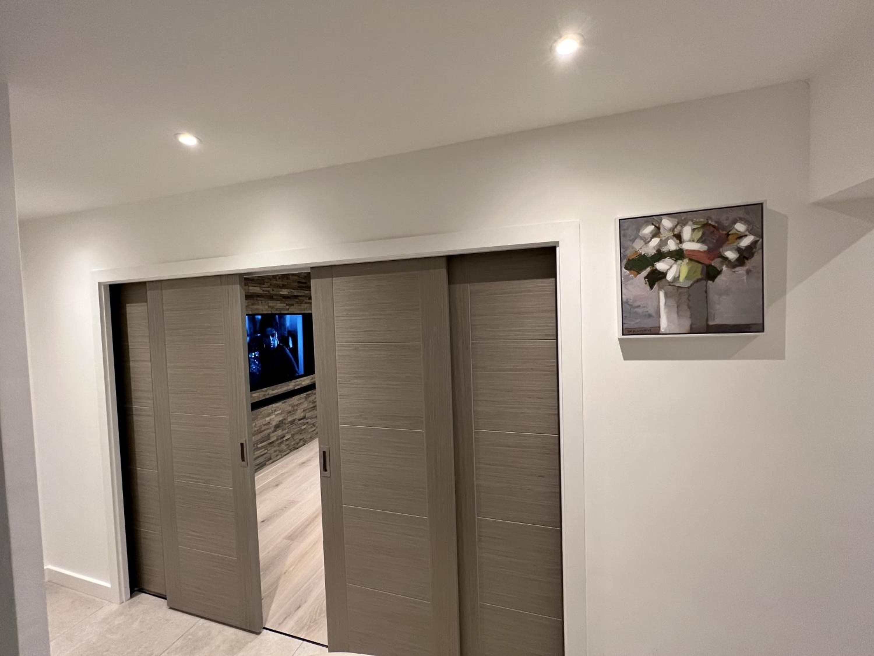 Entire Modern 2- Bedroom Apartment Modern Comfort Near Central London