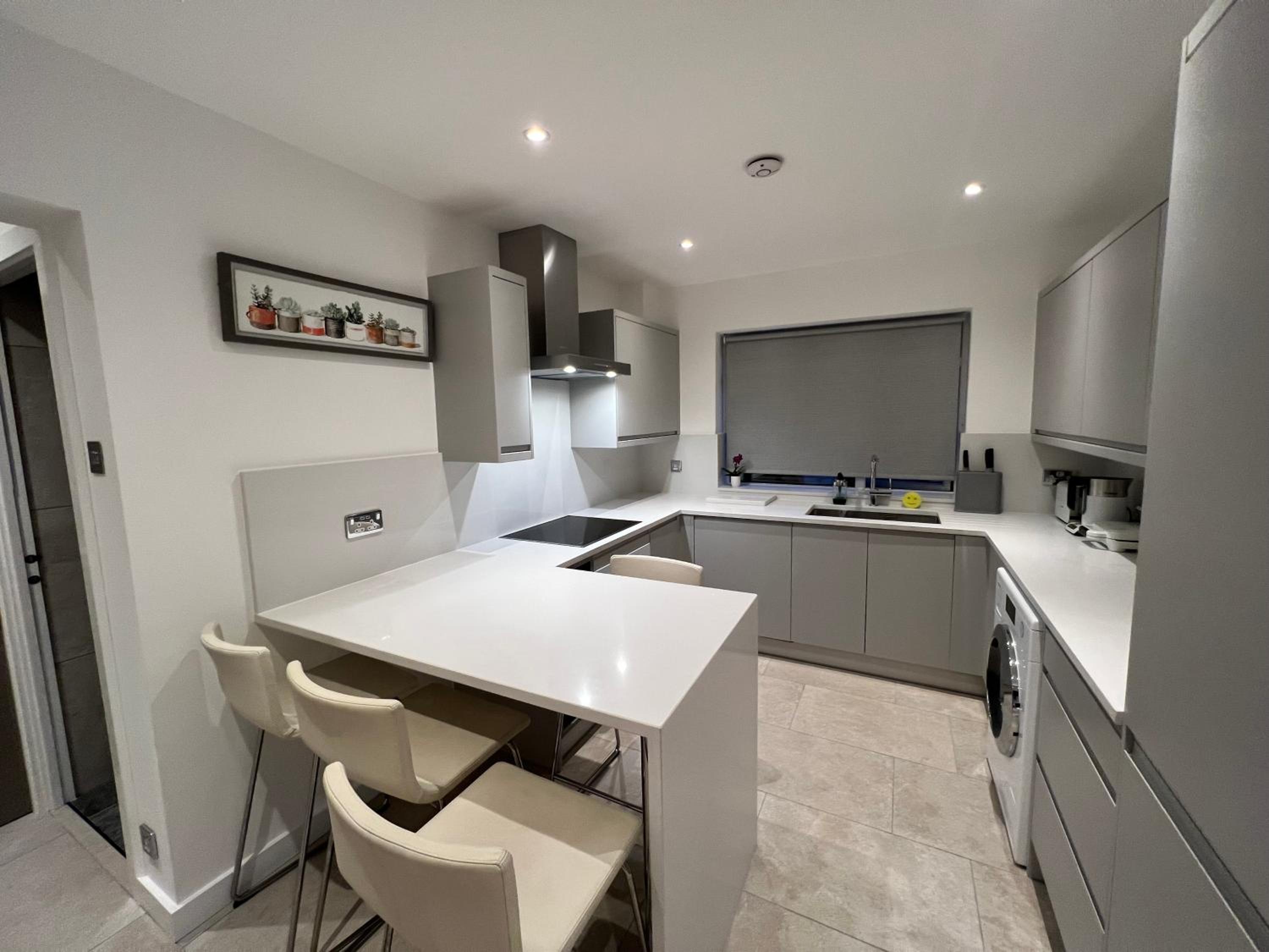 Entire Modern 2- Bedroom Apartment Modern Comfort Near Central London