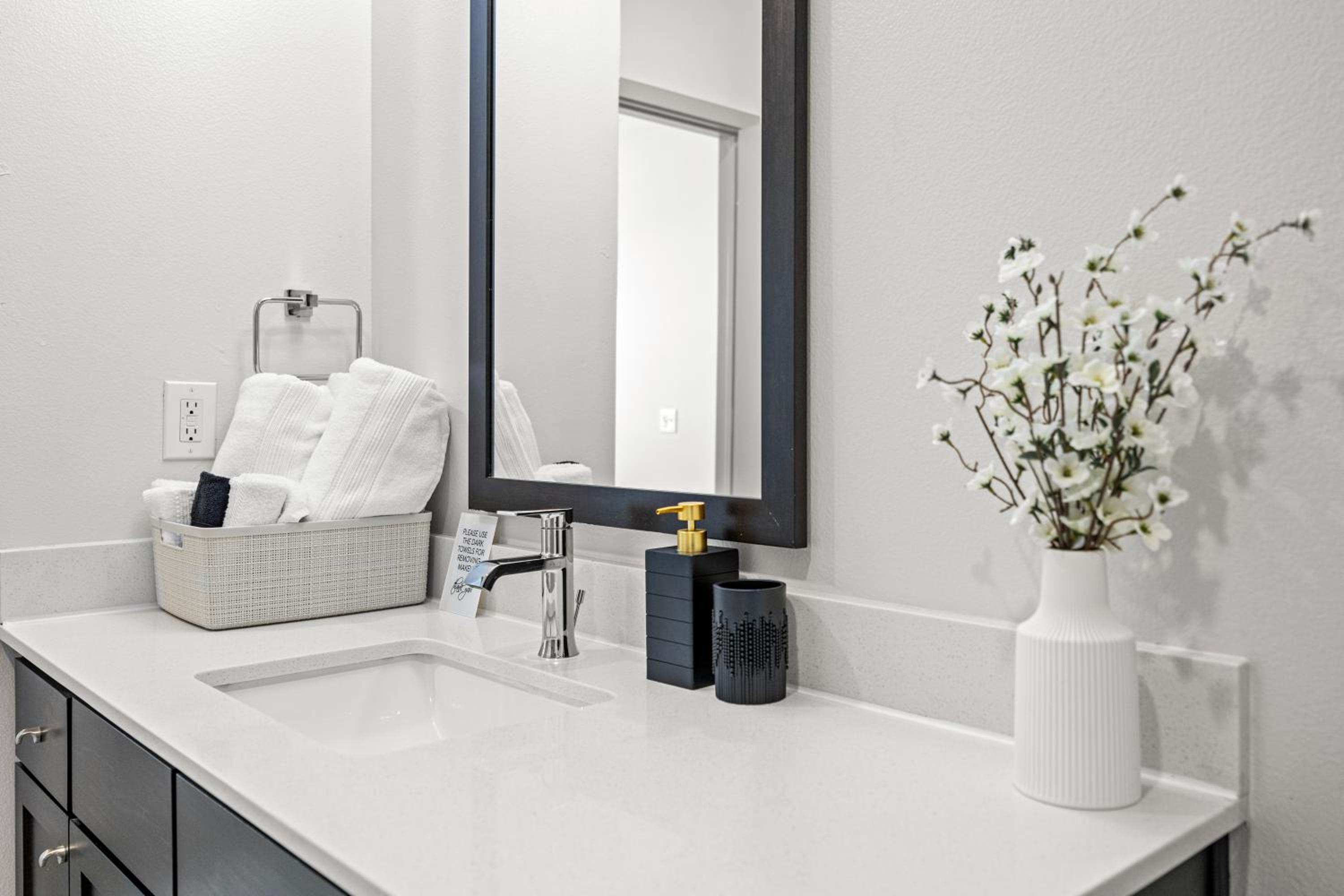Stylish 1BR Retreat with Pool & Gym