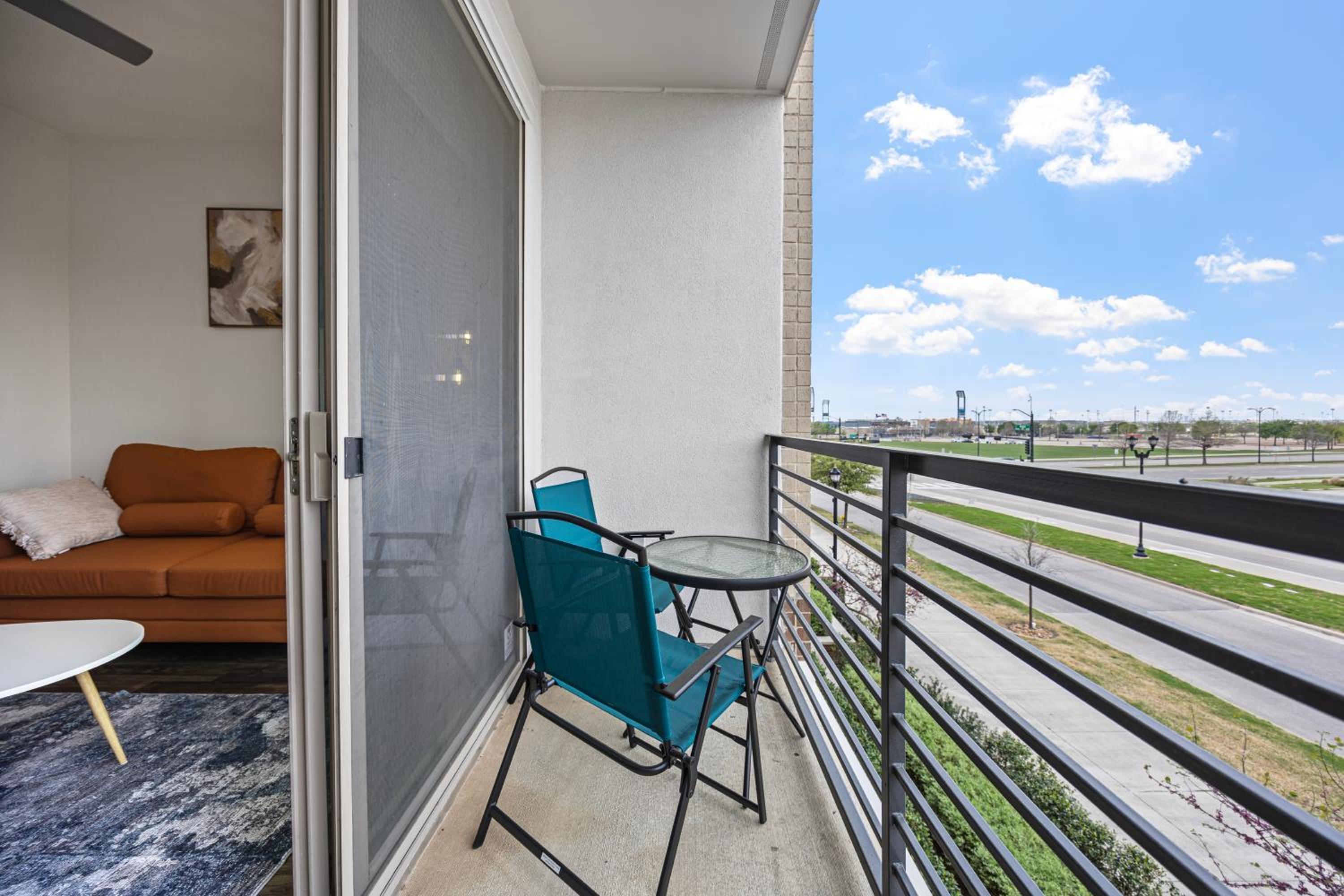 Stylish 1BR Retreat with Pool & Gym